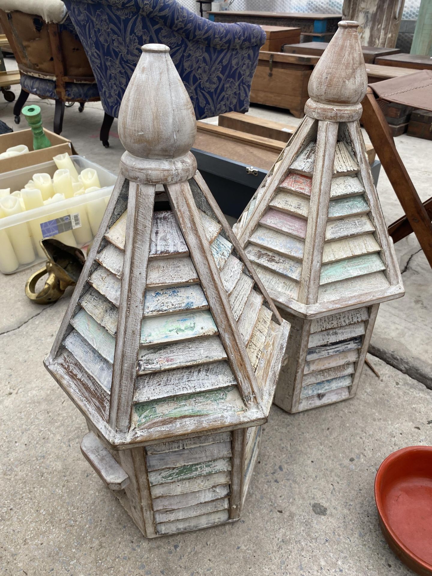 TWO VINTAGE STYLE WOODEN BIRD HOUSES (ONE AS NEW IN BOX) (PHOTO SHOWS UNBOXED EXAMPLES)