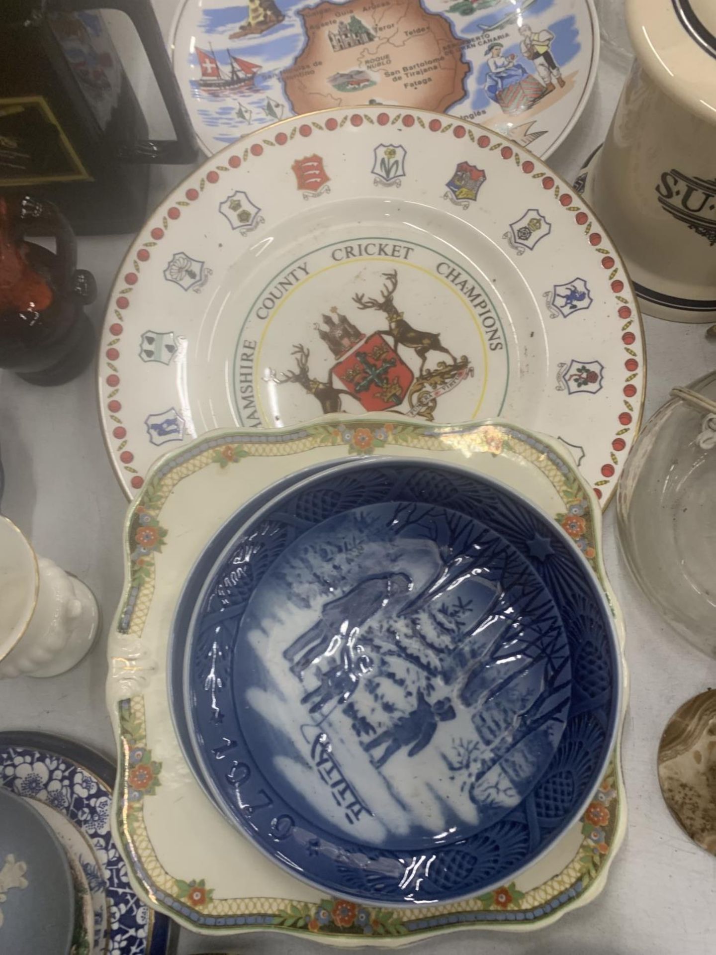 A LARGE QUANTITY OF CERAMICS TO INCLUDE ROYAL COPENHAGEN CHRISTMAS PLATES, STORAGE JARS, CABINET - Image 6 of 7