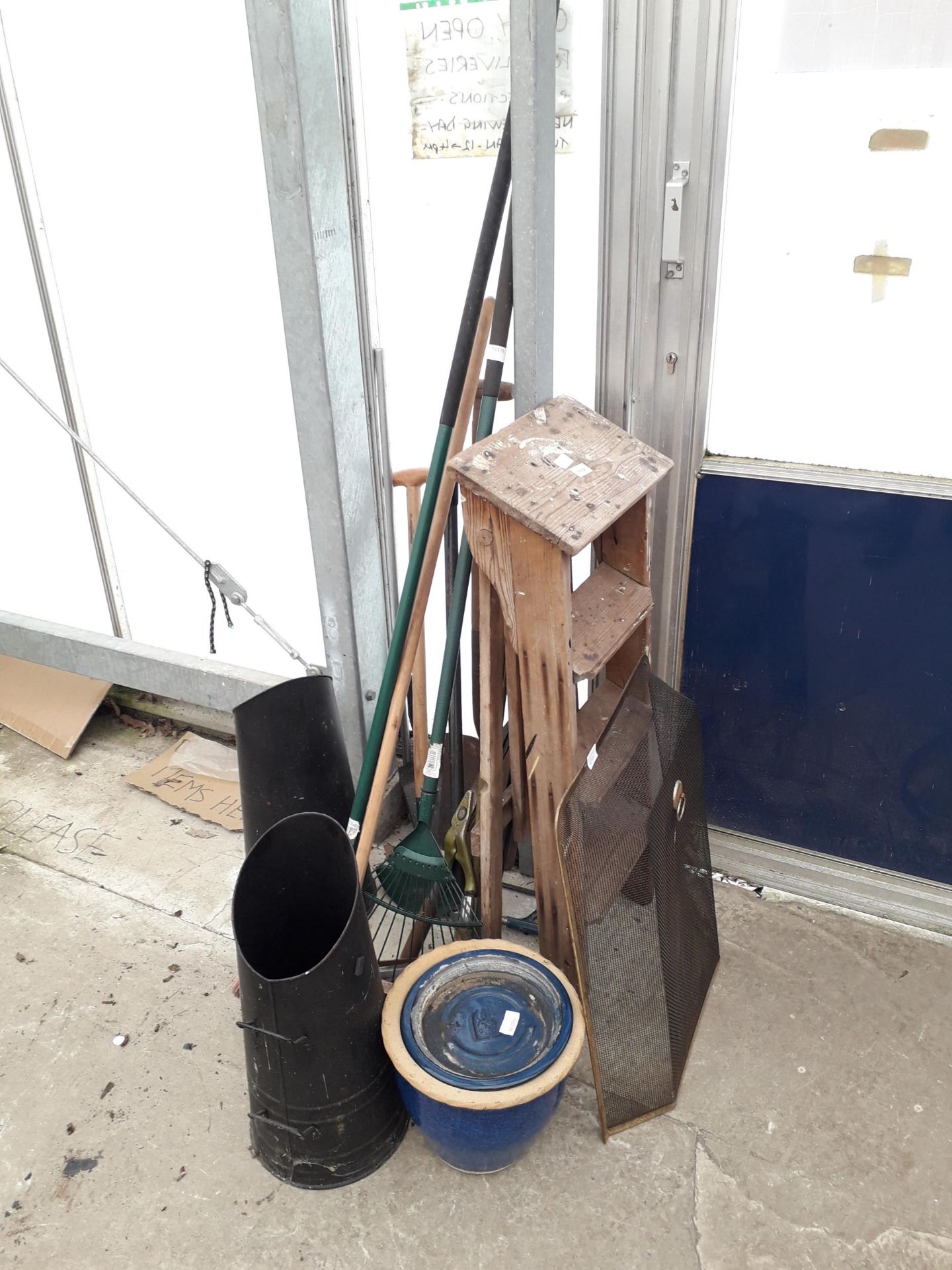 A COLLECTION OF ITEMS TO INCLUDE A VINTAGE THREE RUNG STEP LADDER, TWO COAL BUCKETS, GARDEN TOOLS,