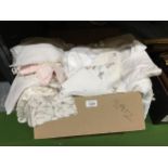 A LARGE QUANTITY OF VINTAGE LINEN AND COTTON ITEMS TO INCLUDE TABLECLOTHS, PLACEMATS, PILLOW