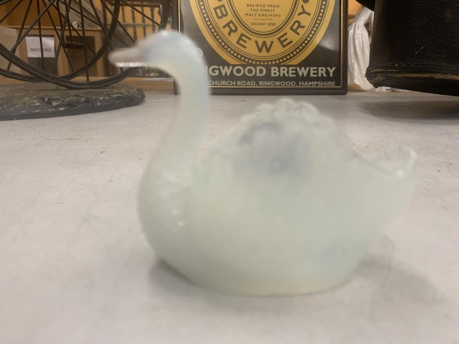 A FRENCH BLUE AND OPAQUE GLASS SWAN HEIGHT 7CM, WIDTH 8CM