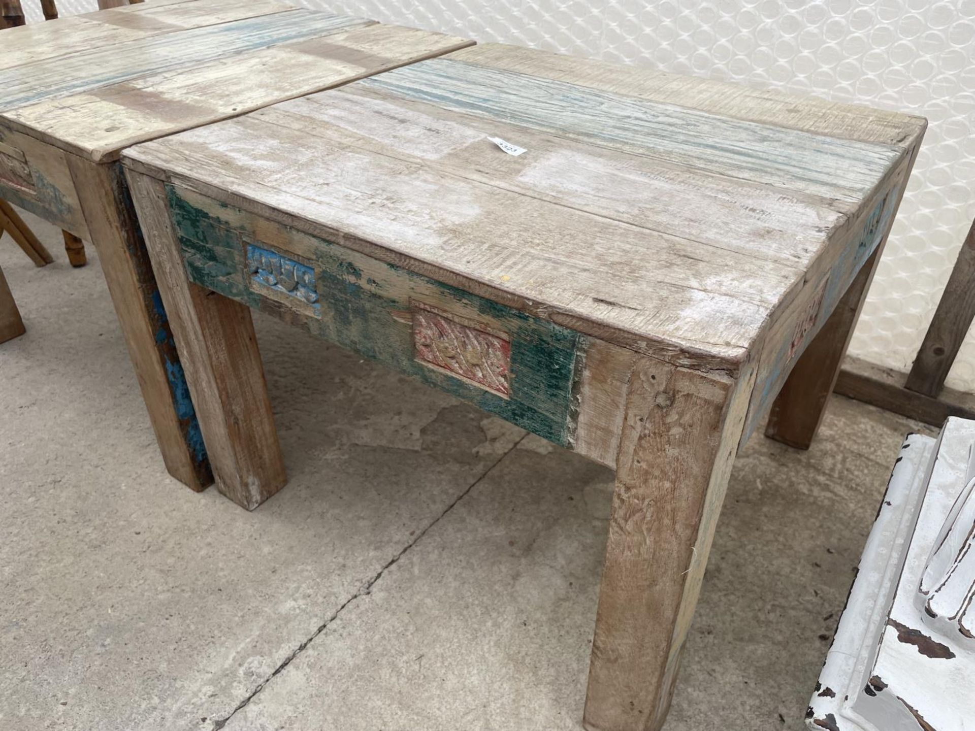 A PAIR OF INDIAN HARDWOOD 24" SQUARE LAMP TABLES - Bild 3 aus 5