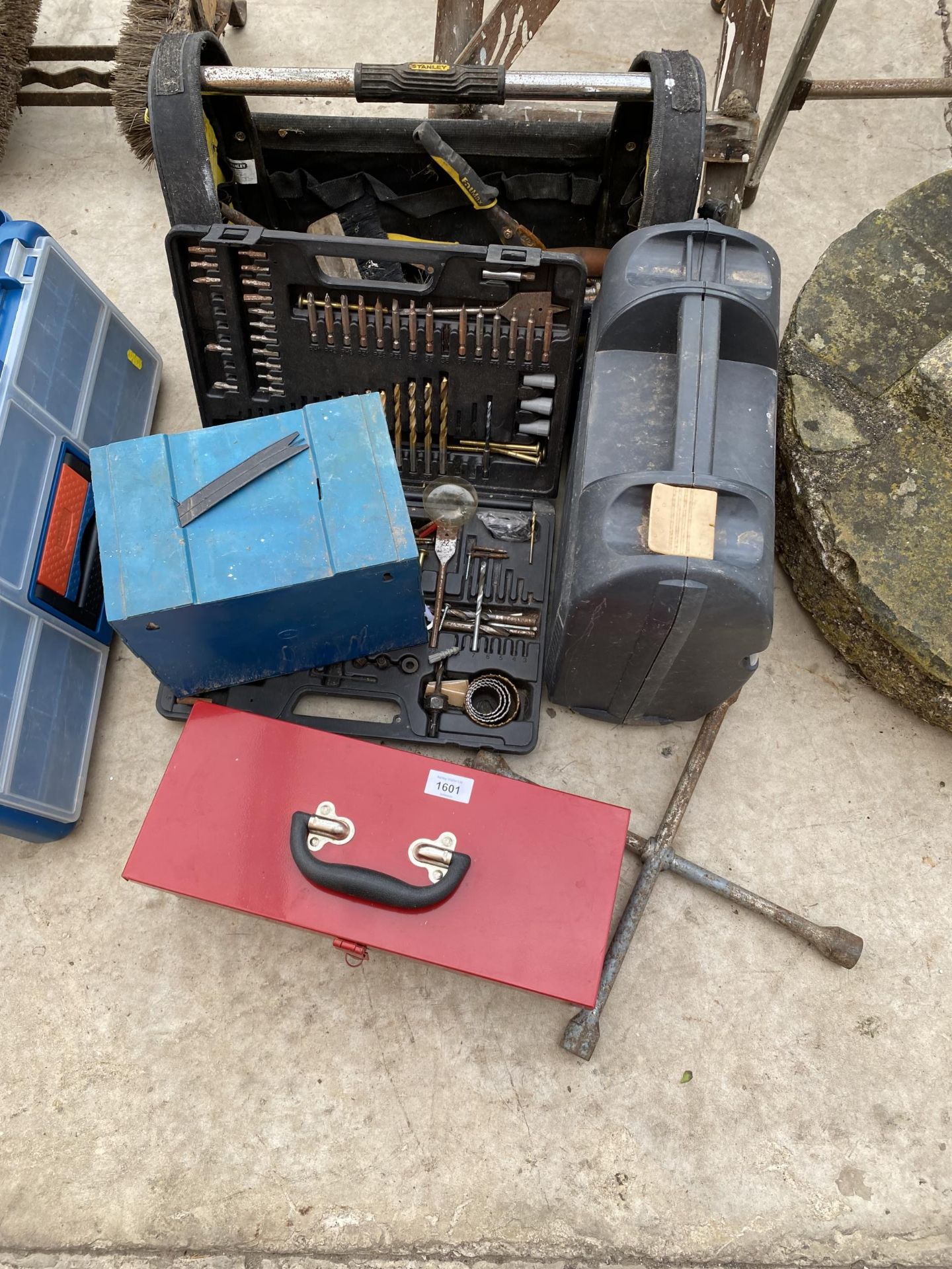 AN ASSORTMENT OF ITEMS TO INCLUDE TOOL BOXES AND A DRILL BIT SET ETC