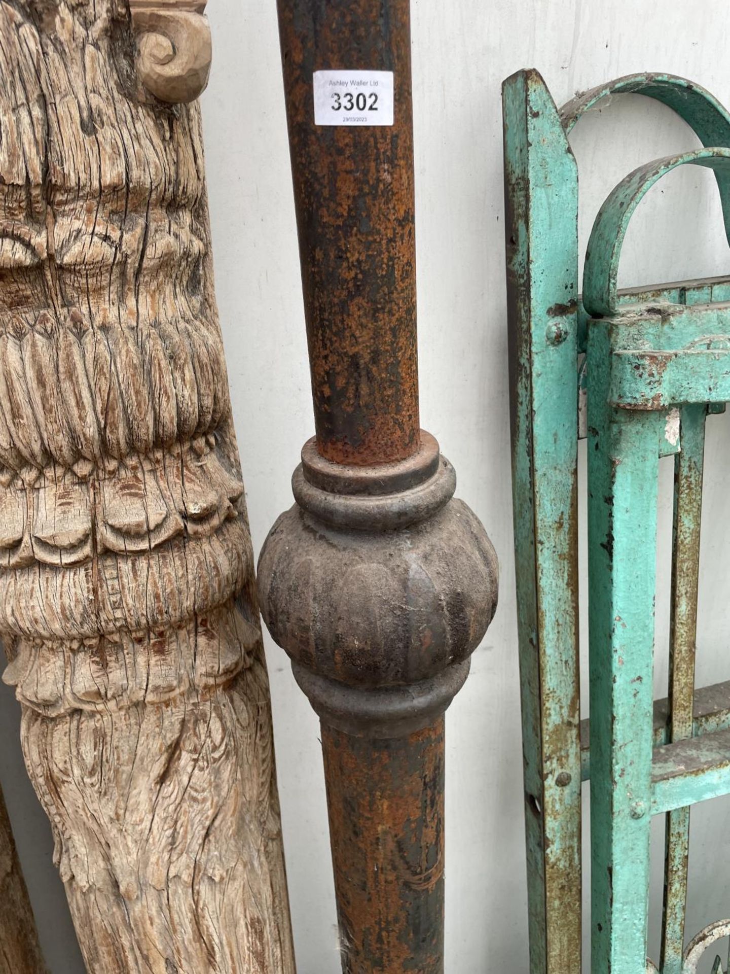 A CAST IRON TWO BRANCH STREET/ COURTYARD LIGHT - Image 4 of 6