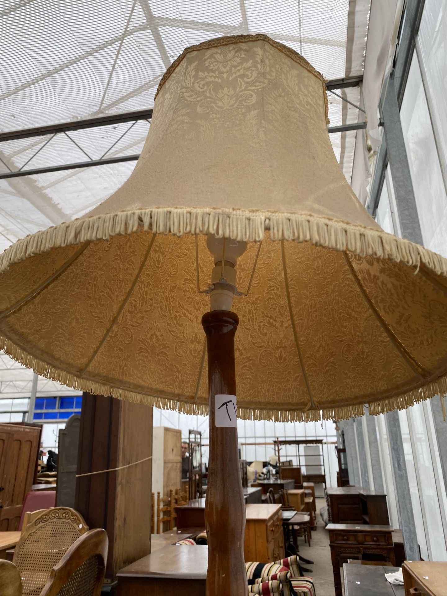 A MID 20TH CENTURY STANDARD LAMP COMPLETE WITH SHADE - Image 3 of 3