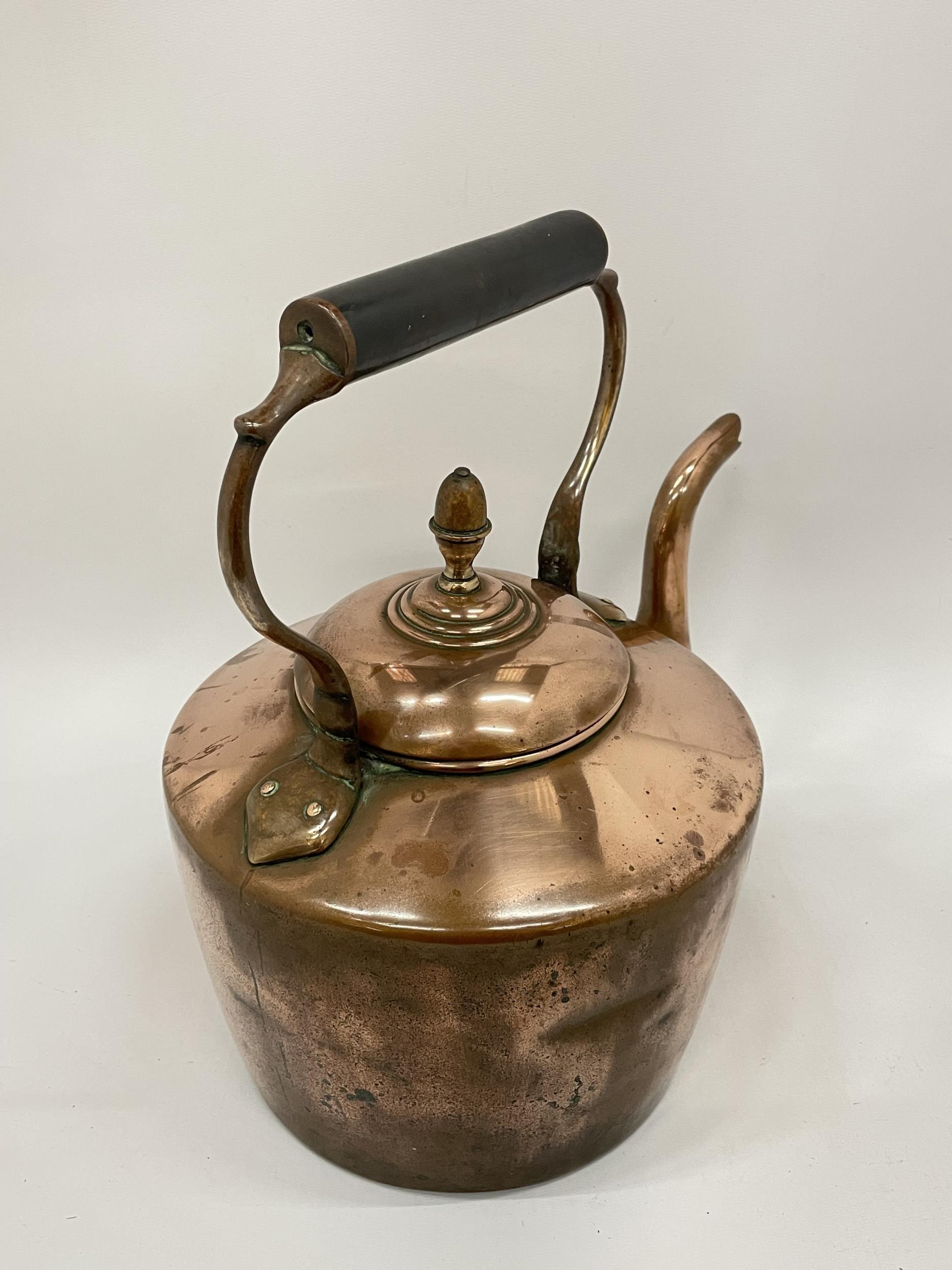 AN EARLY TO MID 20TH CENTURY COPPER KETTLE - Image 2 of 3