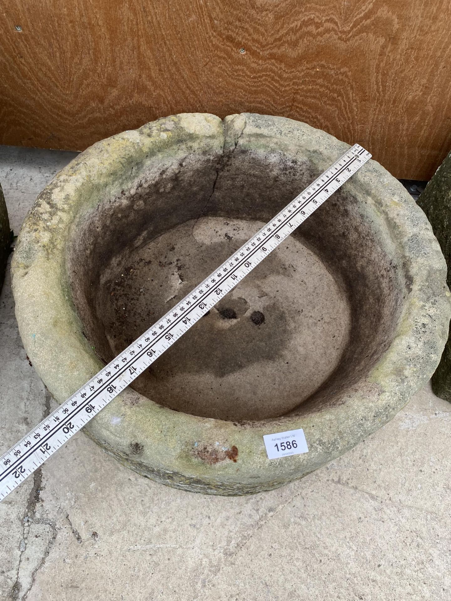 A ROUND STONE PLANTER (D:50CM H:24CM) - Image 3 of 3