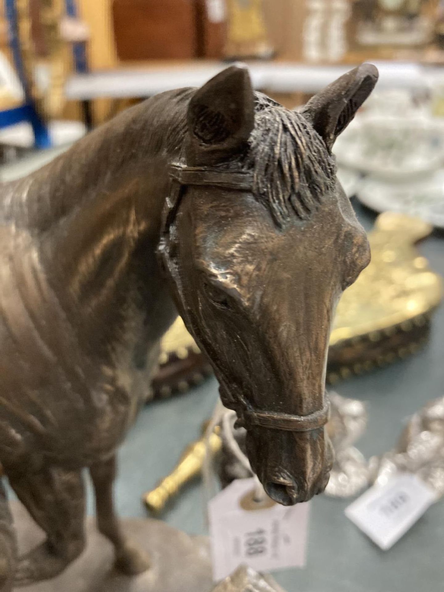 A VINTAGE BRONZE EFFECT MODEL OF A BLACKSMITH WITH HORSE - Bild 5 aus 7