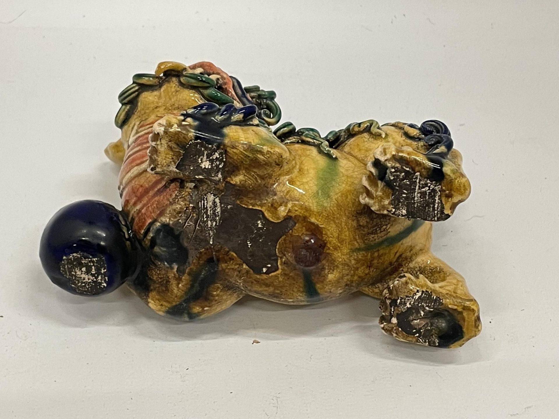 AN ORIENTAL FAMILLE JAUNE FOO DOG POTTERY MODEL, LENGTH 14CM - Image 4 of 5