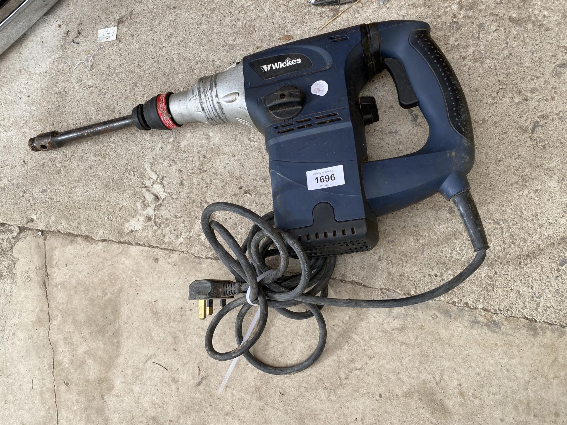 AN ELECTRIC WICKES SDS DRILL