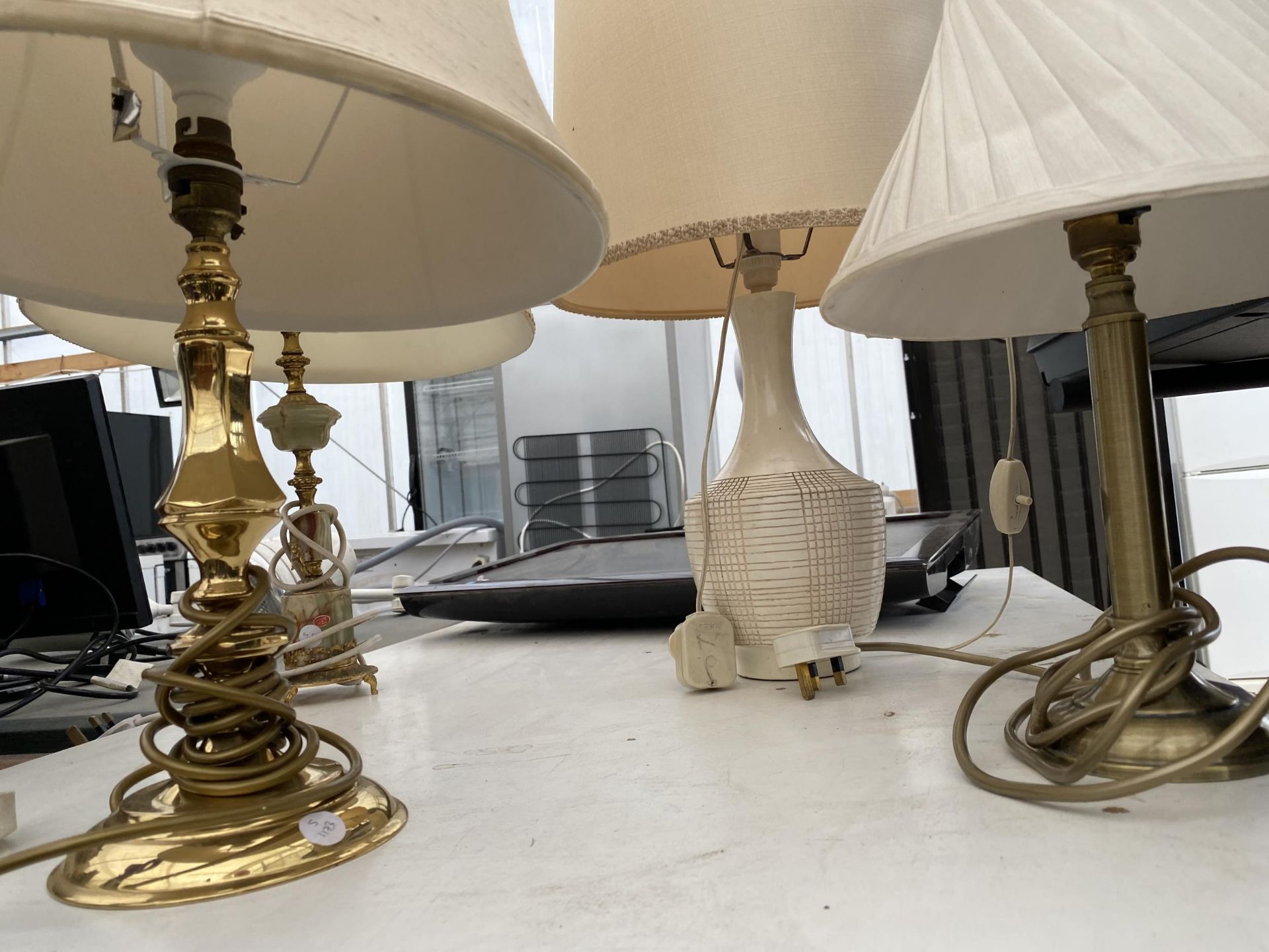 AN ASSORTMENT OF TABLE LAMPS WITH SHADES - Bild 2 aus 3