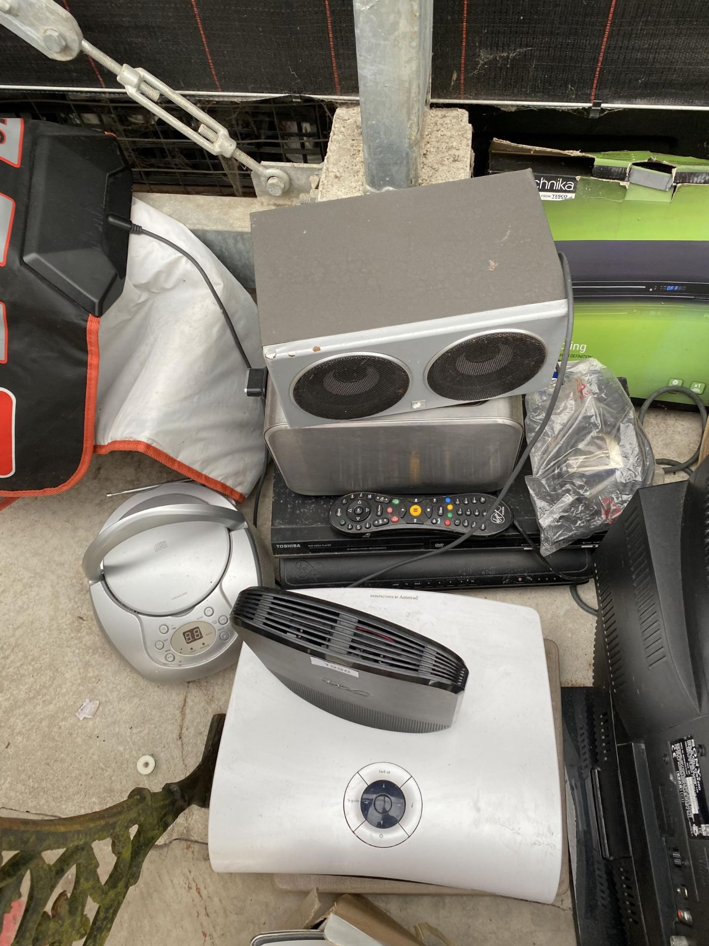 AN ASSORTMENT OF ITEMS TO INCLUDE CD PLAYERS, A VACUUM CLEANER AND A TELEVISION ETC - Image 2 of 4