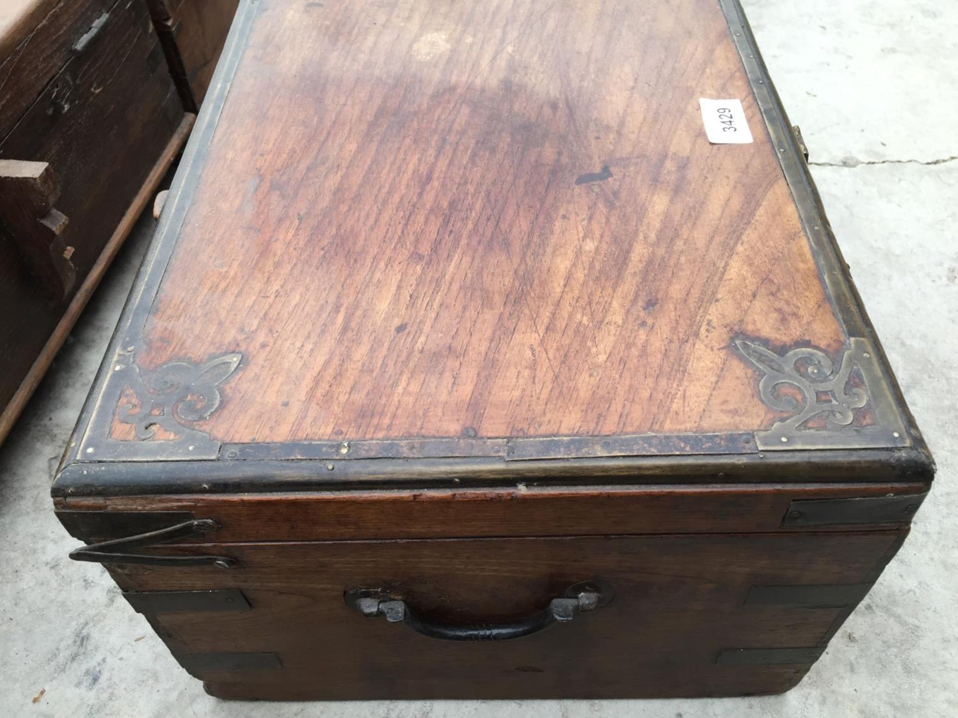 AN INDIAN HARDWOOD BOX WITH BRASS CLASP + DECORATION, 16" WIDE - Image 3 of 4