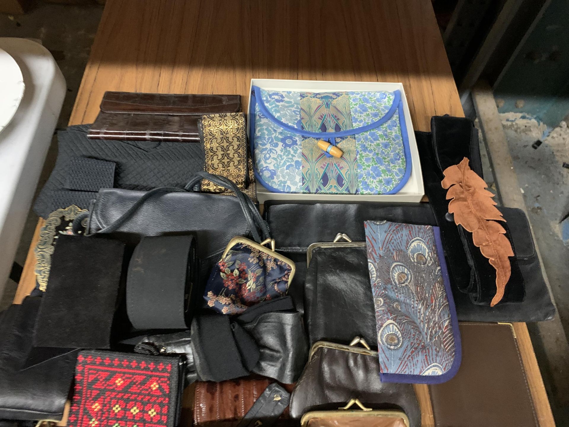A LARGE QUANTITY OF VINTAGE PURSES, BELTS, VANITY ITEMS, ETC, SOME LEATHER - Image 2 of 5