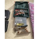 AN ASSORTMENT OF TOOLS TO INCLUDE A VINTAGE WOOD PLANE AND SOCKETS ETC
