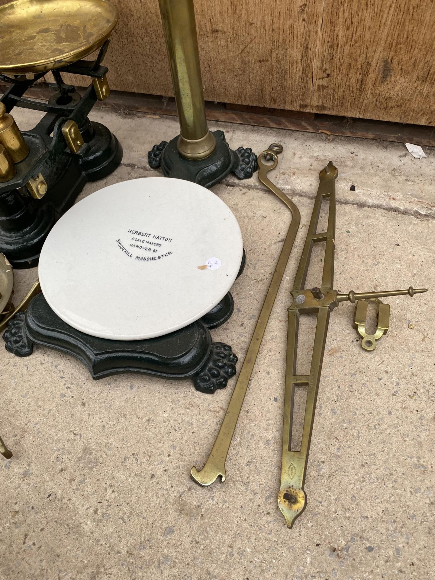 AN ASSORTMENT OF VINTAGE SCALES AND WEIGHTS TO INCLUDE A SET OF BALANCE SCALES, PLATFORM SCALES, - Image 4 of 7