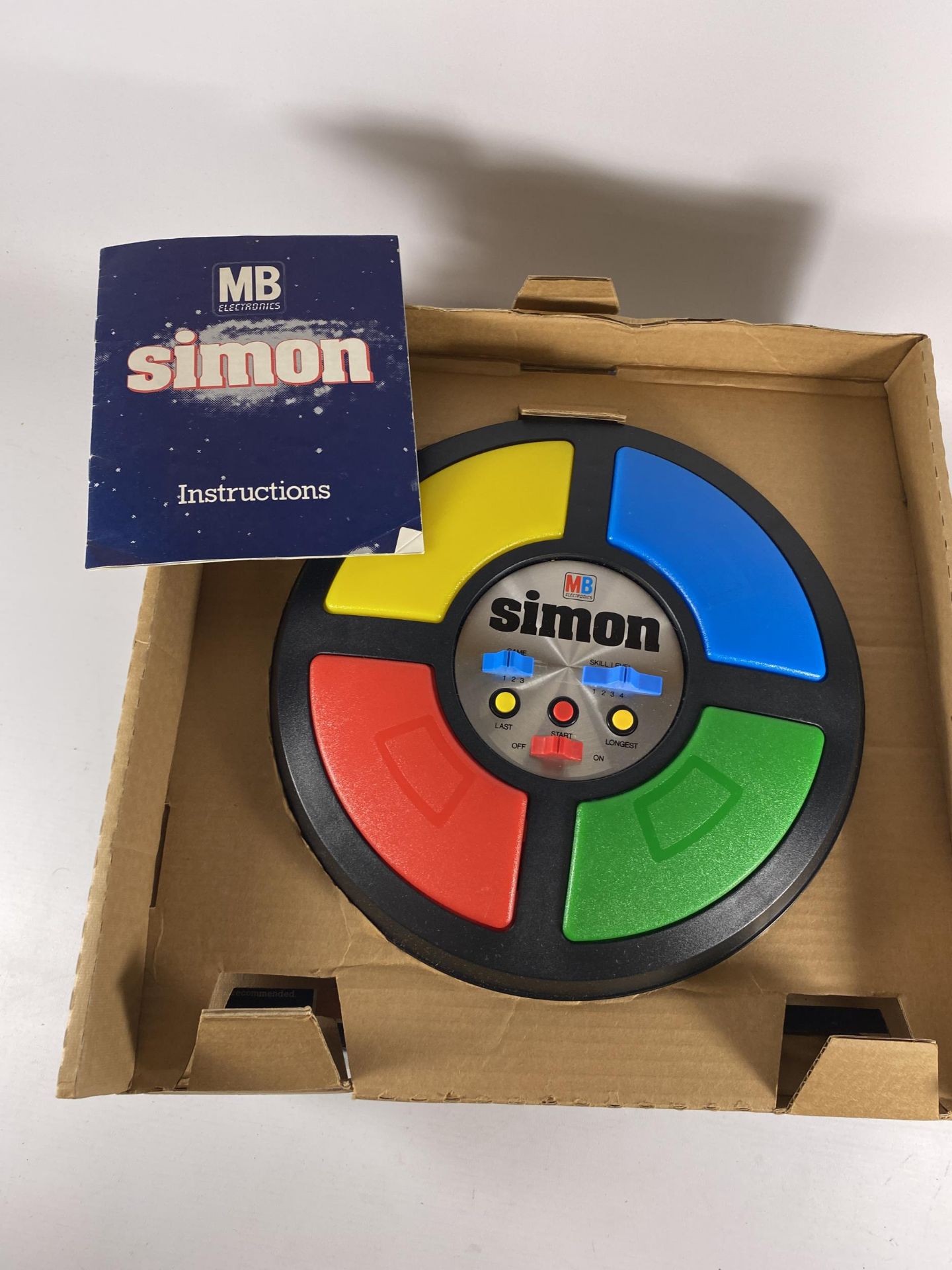 A RETRO BOXED MB ELECTRONICS SIMON COMPUTER CONTROLLED GAME - Image 2 of 2