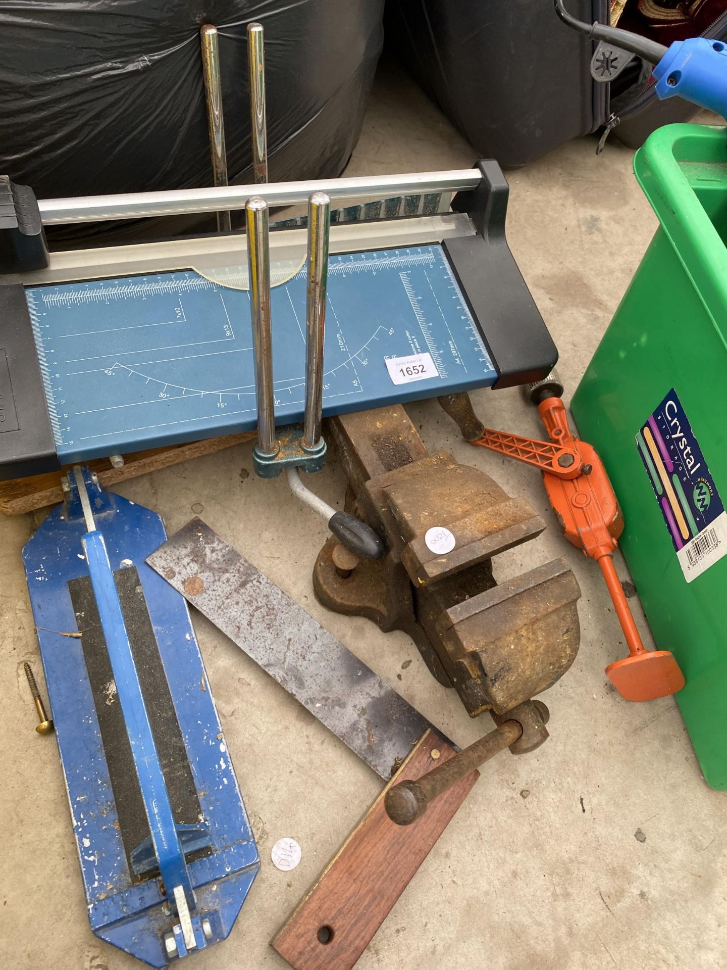 AN ASSORTMENT OF TOOLS TO INCLUDE A VICE AND A BRACE DRILL ETC - Image 2 of 4