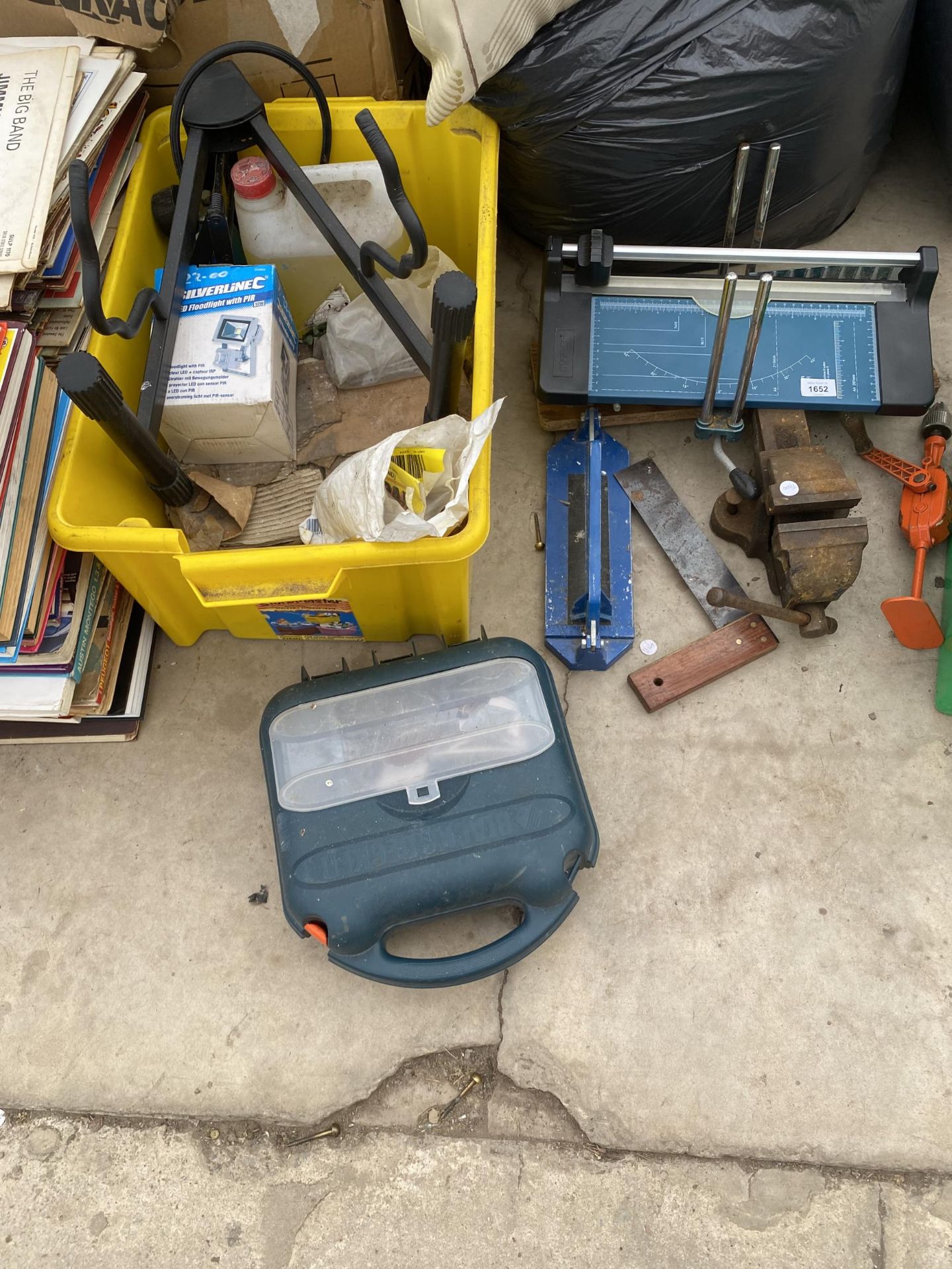 AN ASSORTMENT OF TOOLS TO INCLUDE A VICE AND A BRACE DRILL ETC