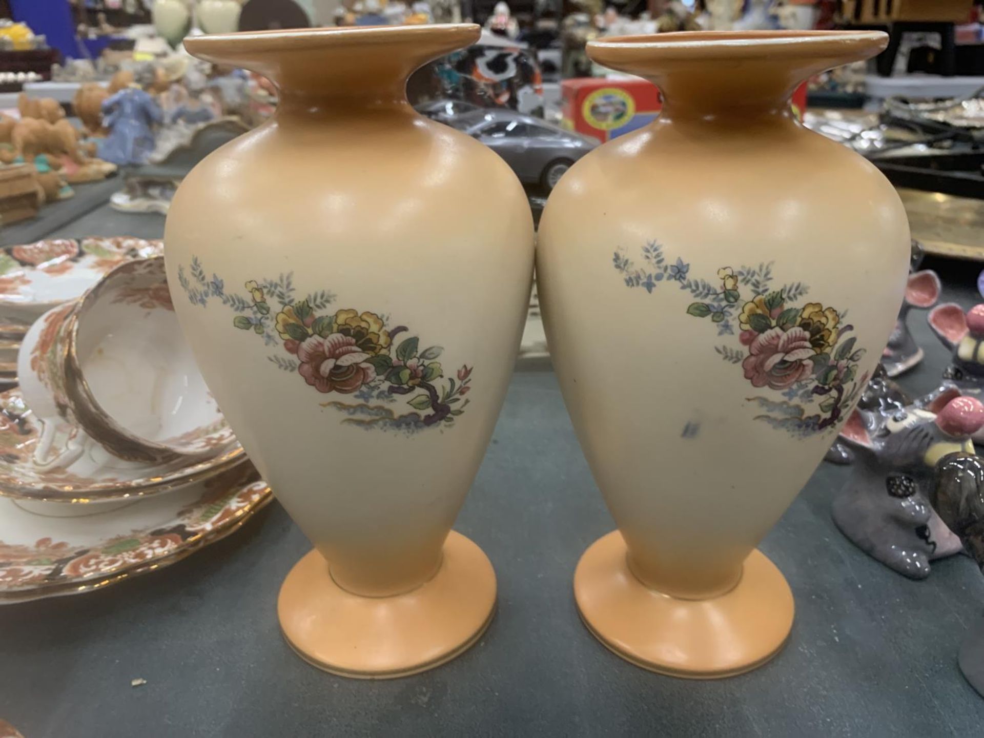 A PAIR OF VINTAGE PEACH BLUSH VASES WITH BIRD DECORATION HEIGHT 20CM - Image 3 of 4