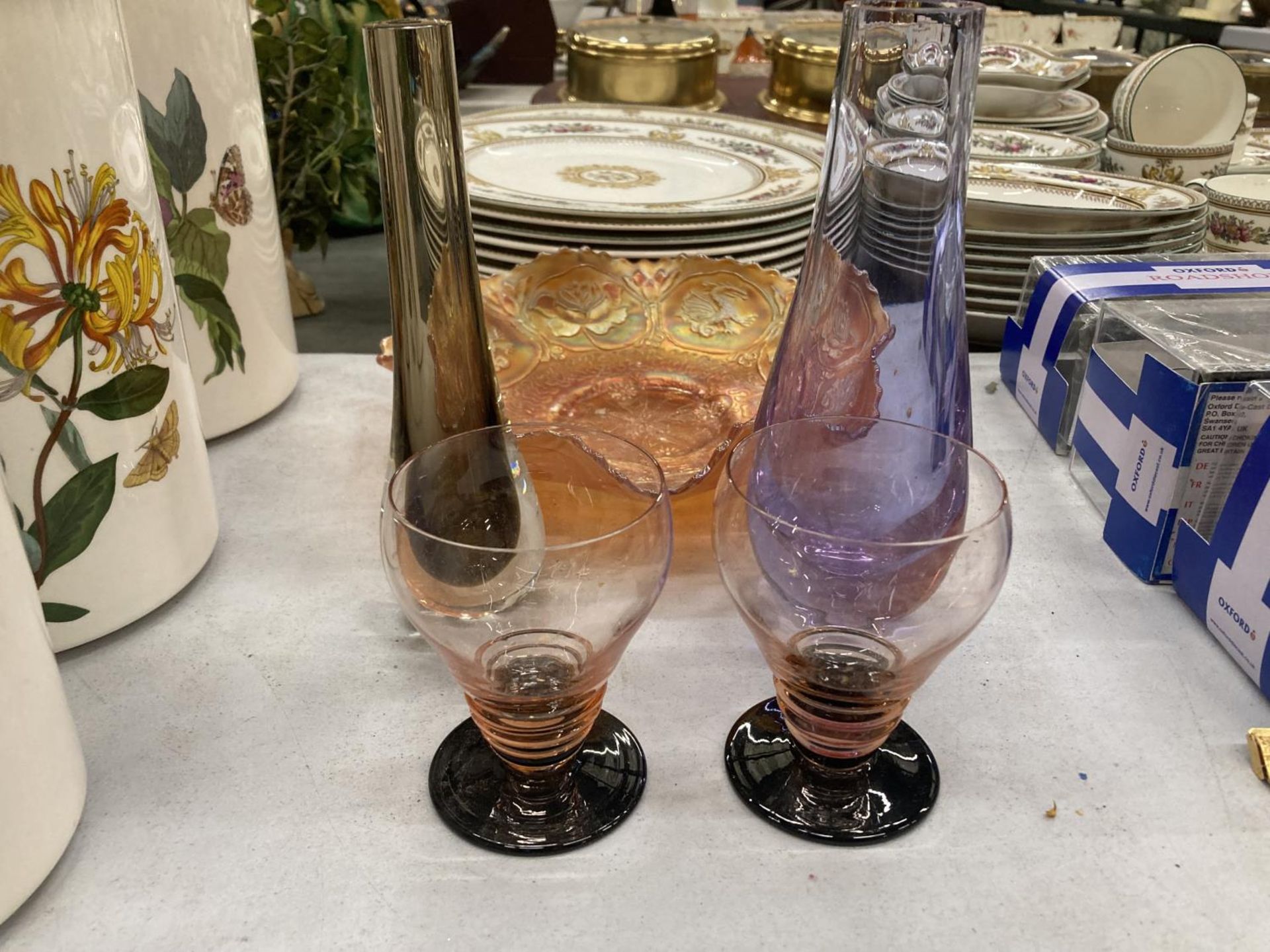 A QUANTITY OF GLASSWARE TO INCLUDE A CARNIVAL GLASS BOWL, VASES AND GLASSES - Image 2 of 3