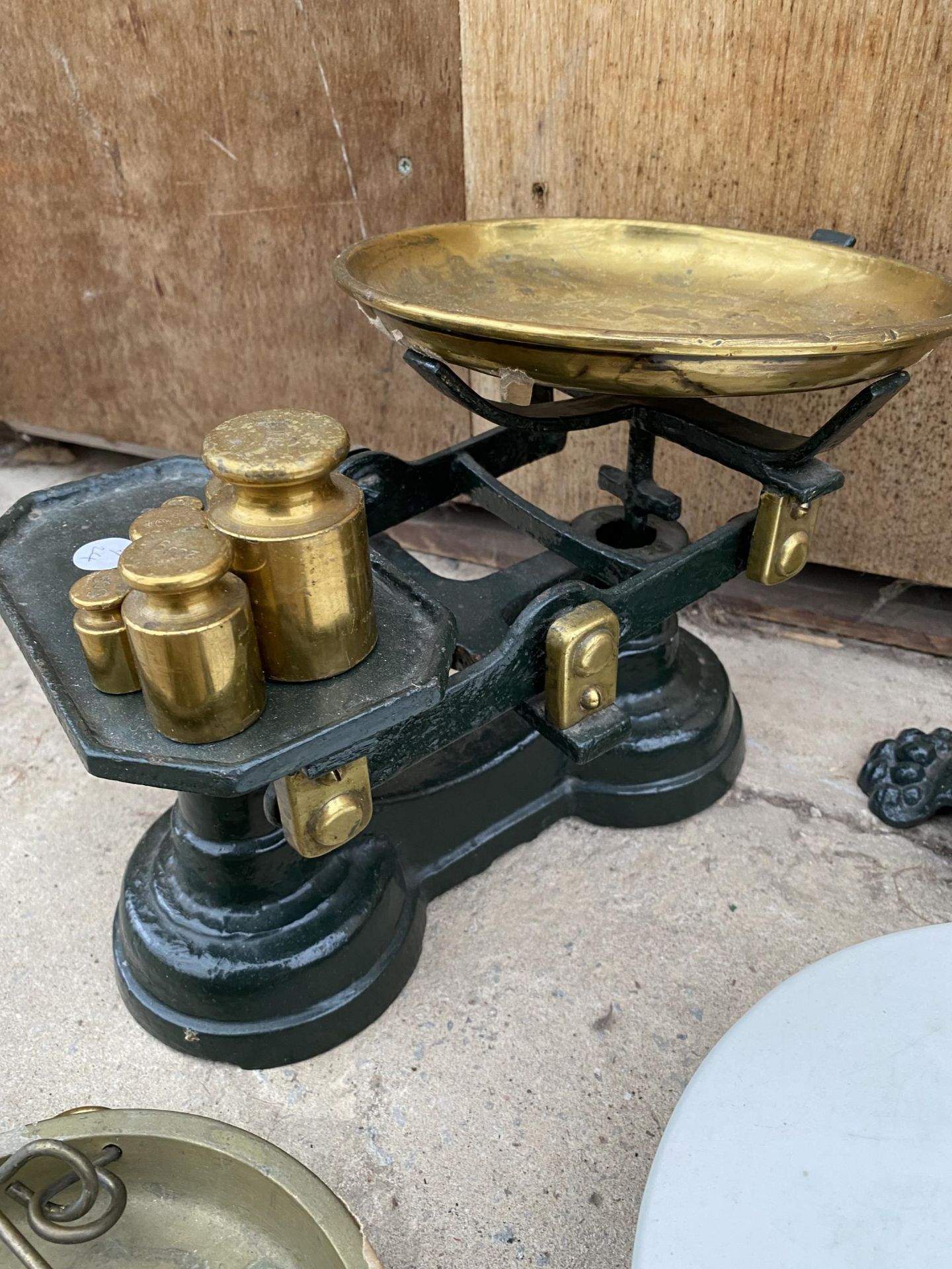 AN ASSORTMENT OF VINTAGE SCALES AND WEIGHTS TO INCLUDE A SET OF BALANCE SCALES, PLATFORM SCALES, - Image 6 of 7
