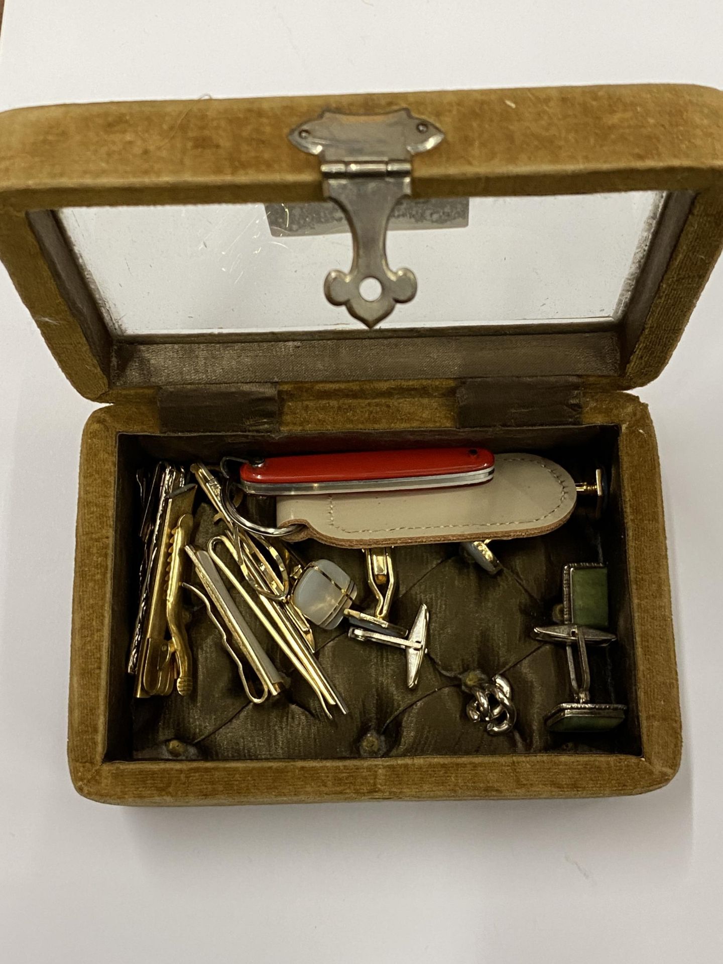 A BOX OF VINTAGE CUFFLINKS AND TIE CLIPS