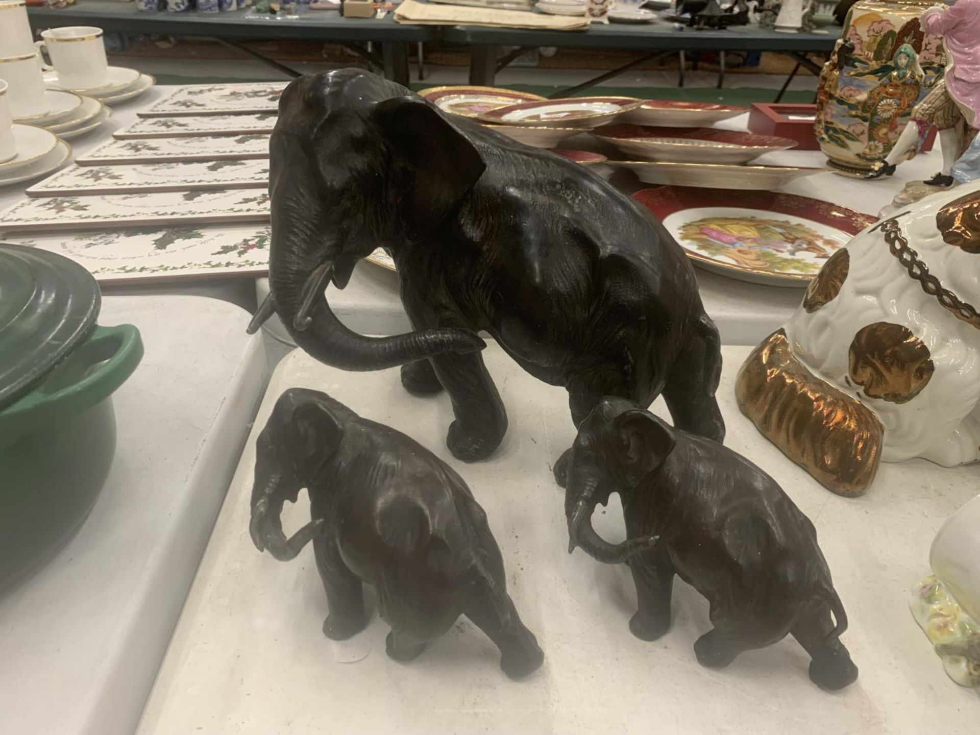 A SET OF THREE VINTAGE SPELTER/LEAD ELEPHANT MODELS, HEIGHT 19CM