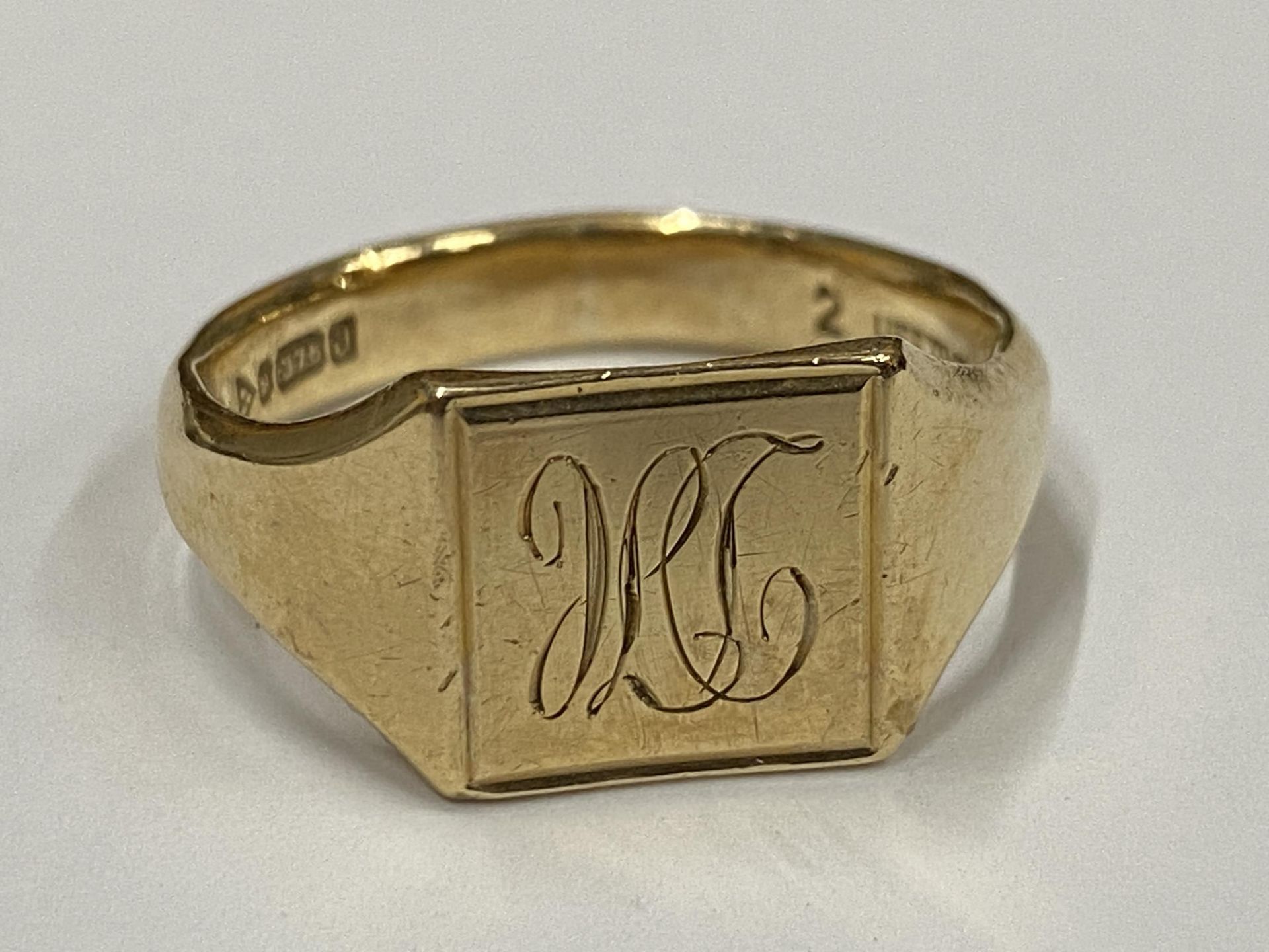 A 9CT YELLOW GOLD GENTS SIGNET RING, SIZE T, WEIGHT 6.89G