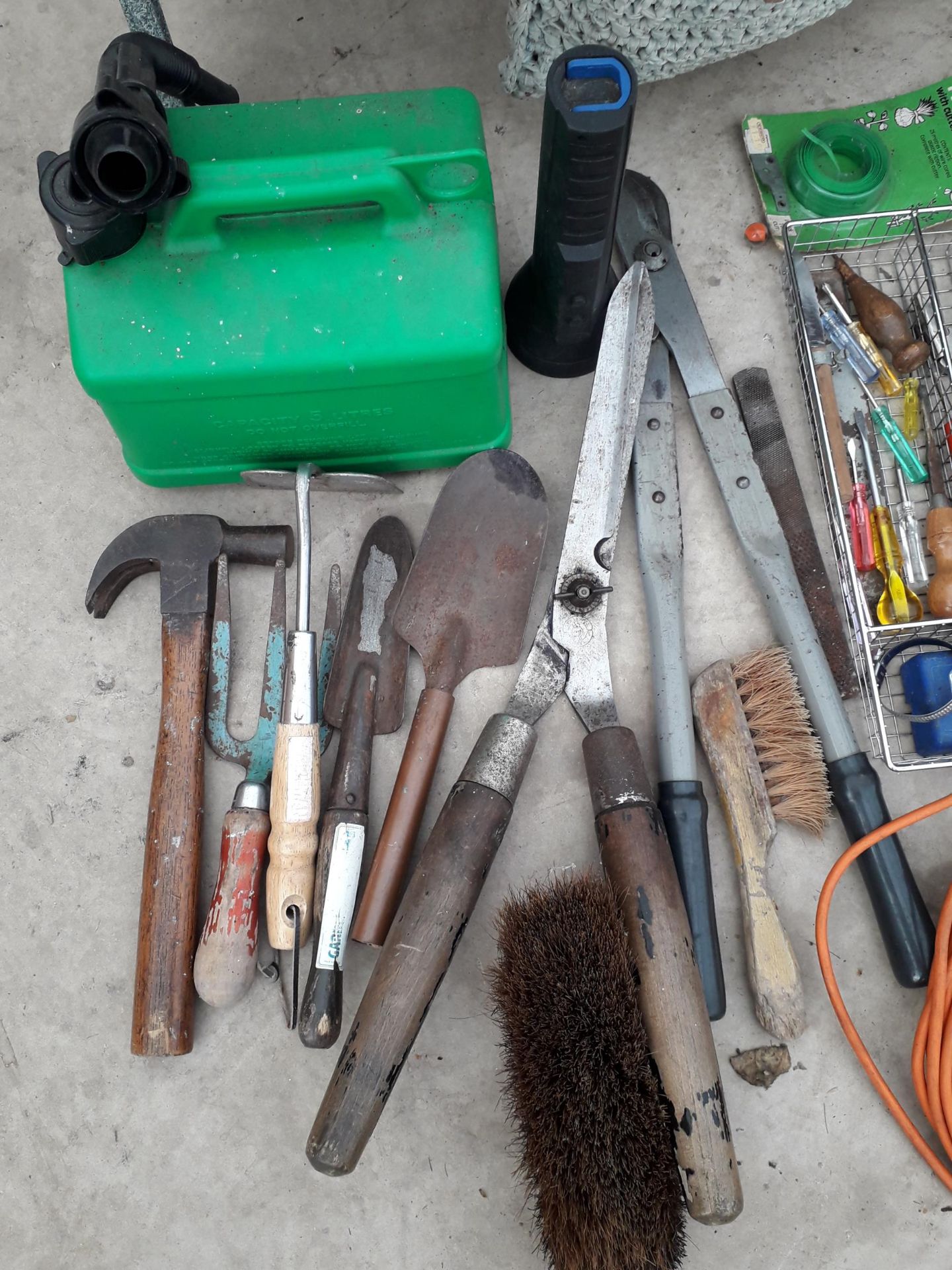 AN ASSORTMENT OF GARDEN HAND TOOLS - Image 3 of 3