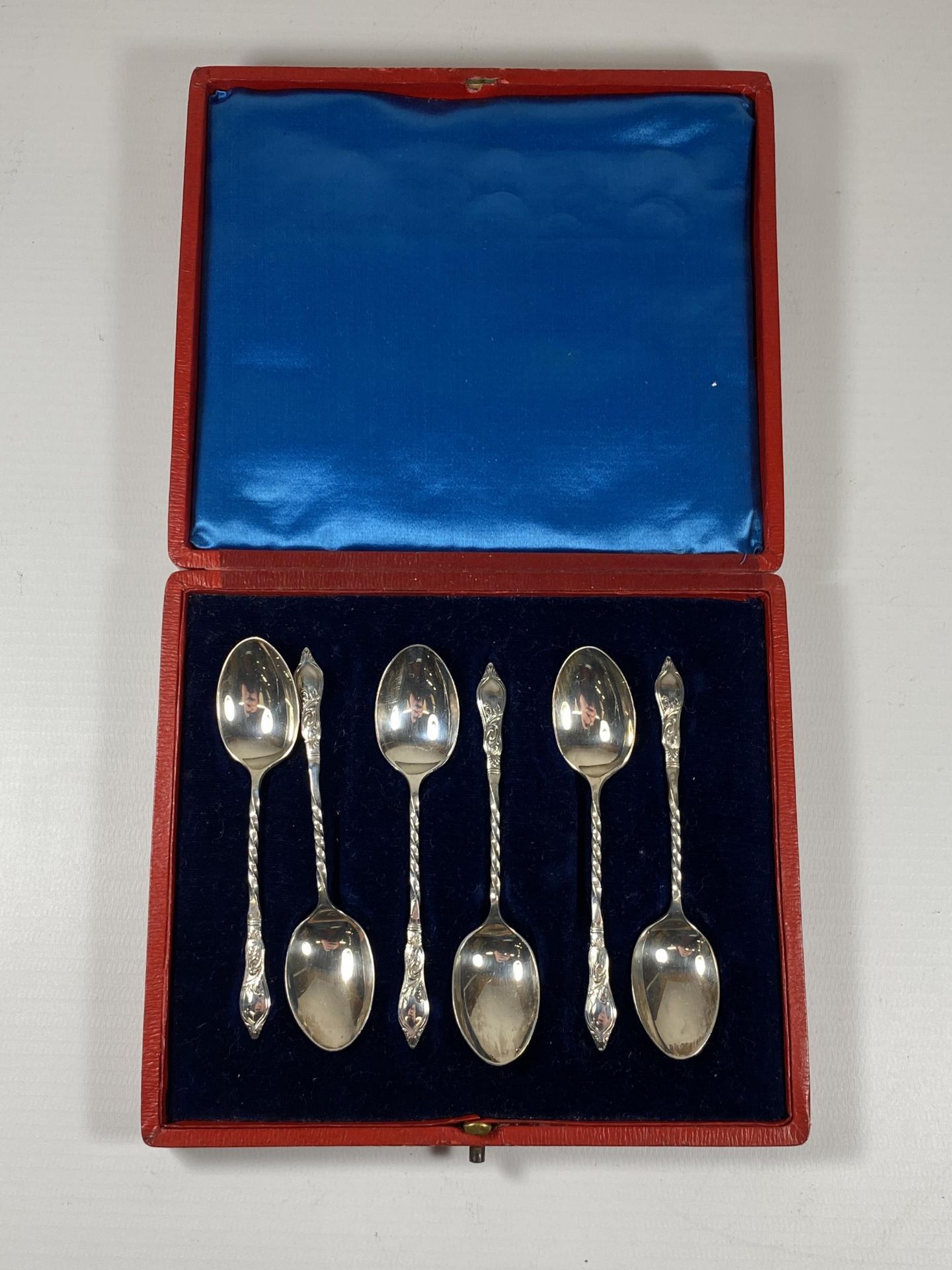 A CASED SET OF SIX SHEFFIELD HALLMARKED SILVER TEASPOONS