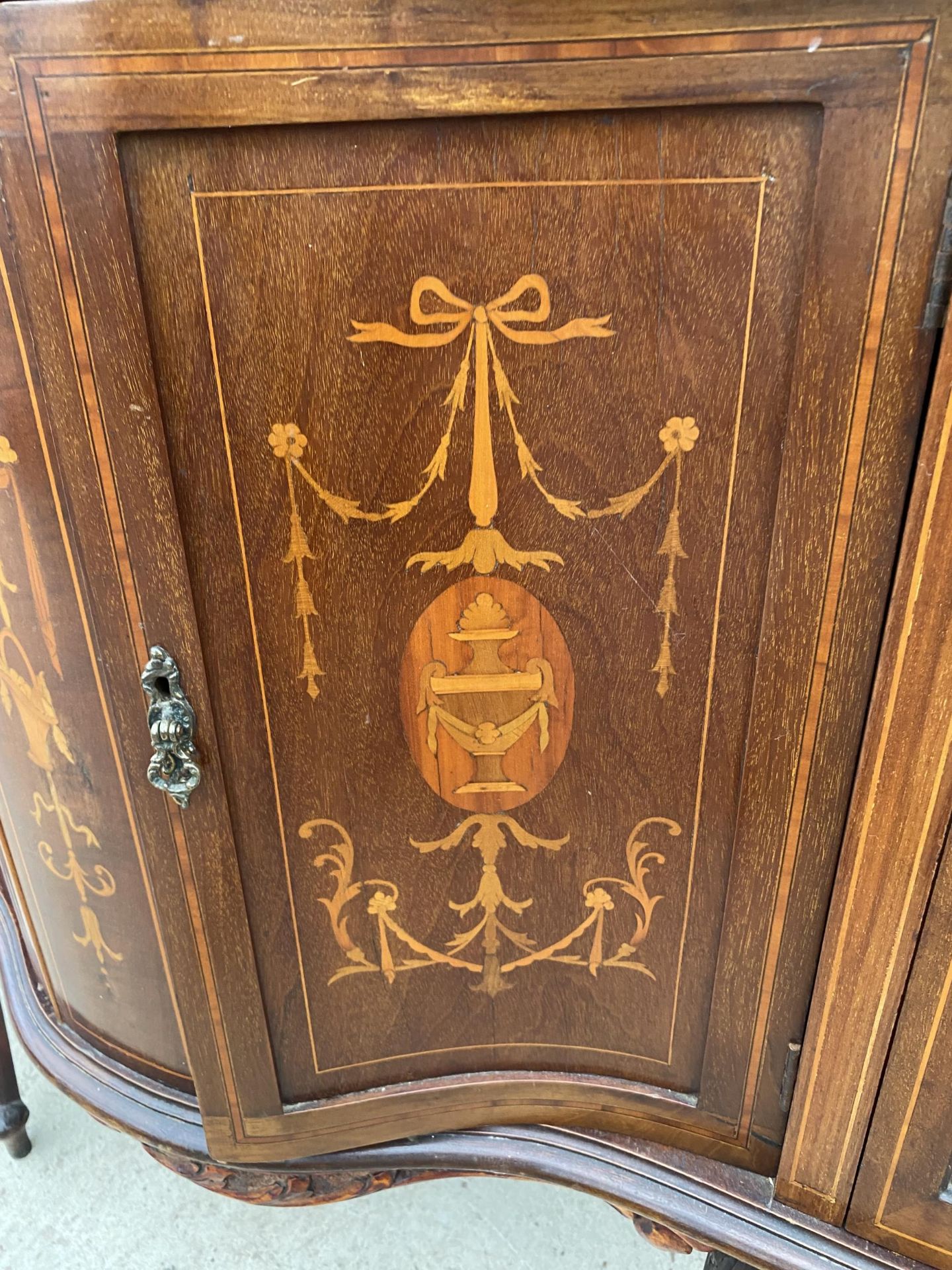 AN EDWARDIAN MAHOGANY AND INLAID DOUBLE BOWFRONTED CHINA CABINET, 55" WIDE - Image 8 of 8