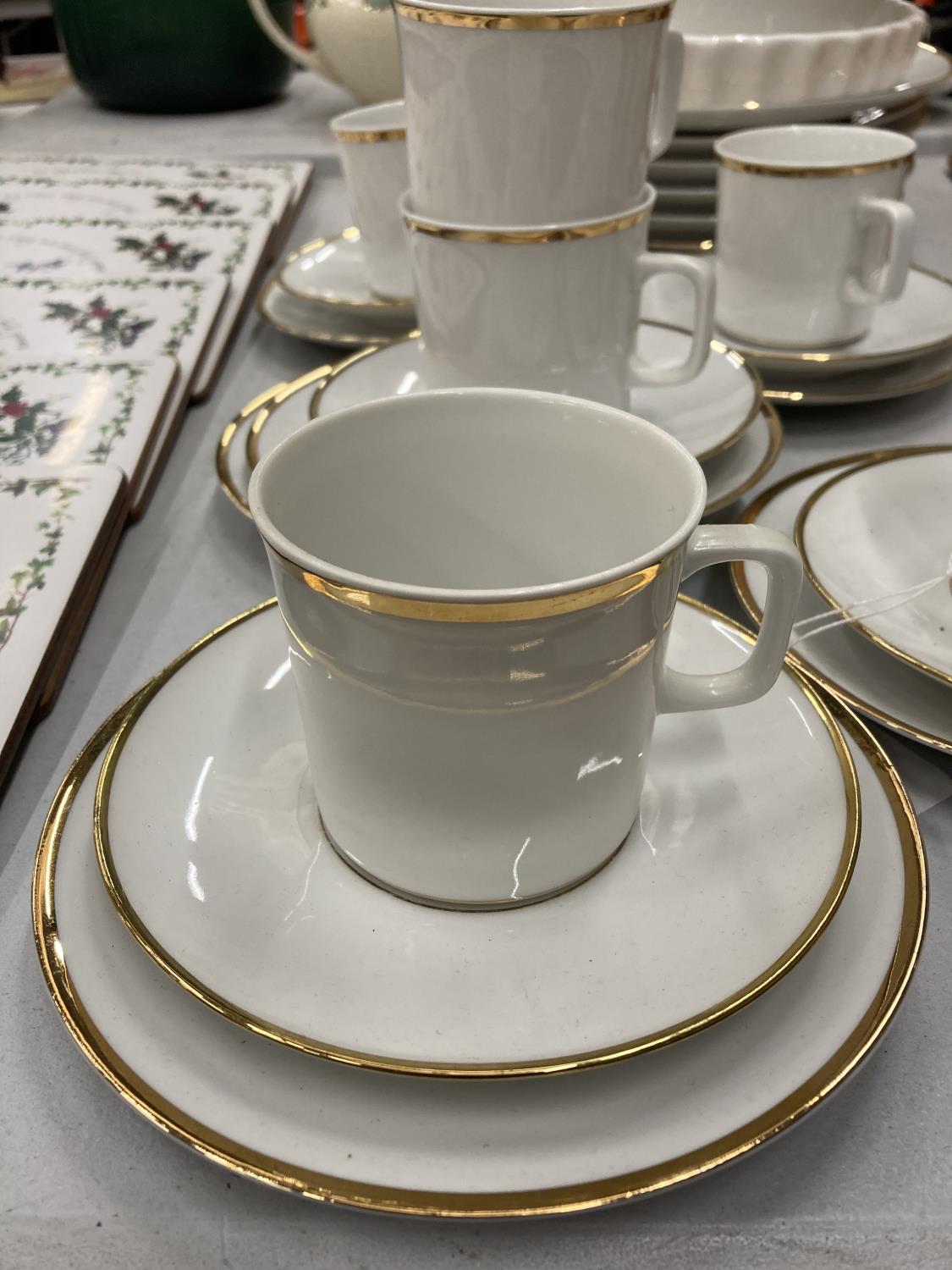 AN ESCHENBACH GERMAN PART DINNER SERVICE TO INCLUDE VARIOUS SIZED PLATES, BOWLS, CUPS, SAUCERS, ETC - Image 2 of 4