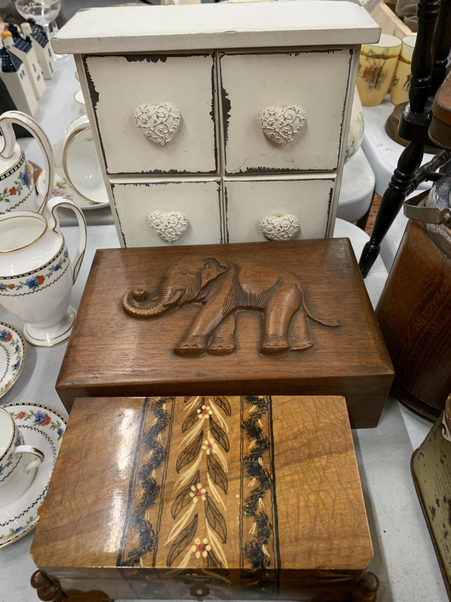 A QUANTITY OF VINTAGE TREEN ITEMS TO INCLUDE A DOLLS/TEDDIES CHAIR, BOXES - ONE WITH ELEPHANT - Image 3 of 3