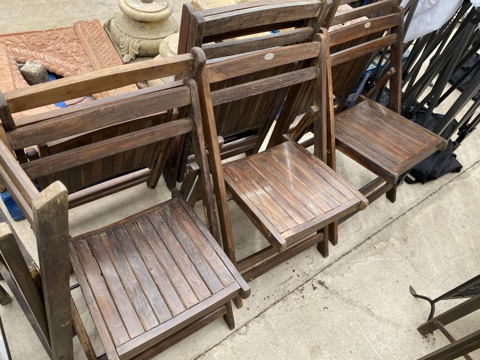 A BOXED AS NEW SET OF FIVE VINTAGE WOODEN FOLDING GARDEN CHAIRS (IMAGE SHOWS UNBOXED EXAMPLES)