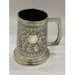 A STERLING SILVER TANKARD WITH FOLIATE CHASED AND ENGRAVED DESIGN WITH VACANT CARTOUCHE, STAMPED