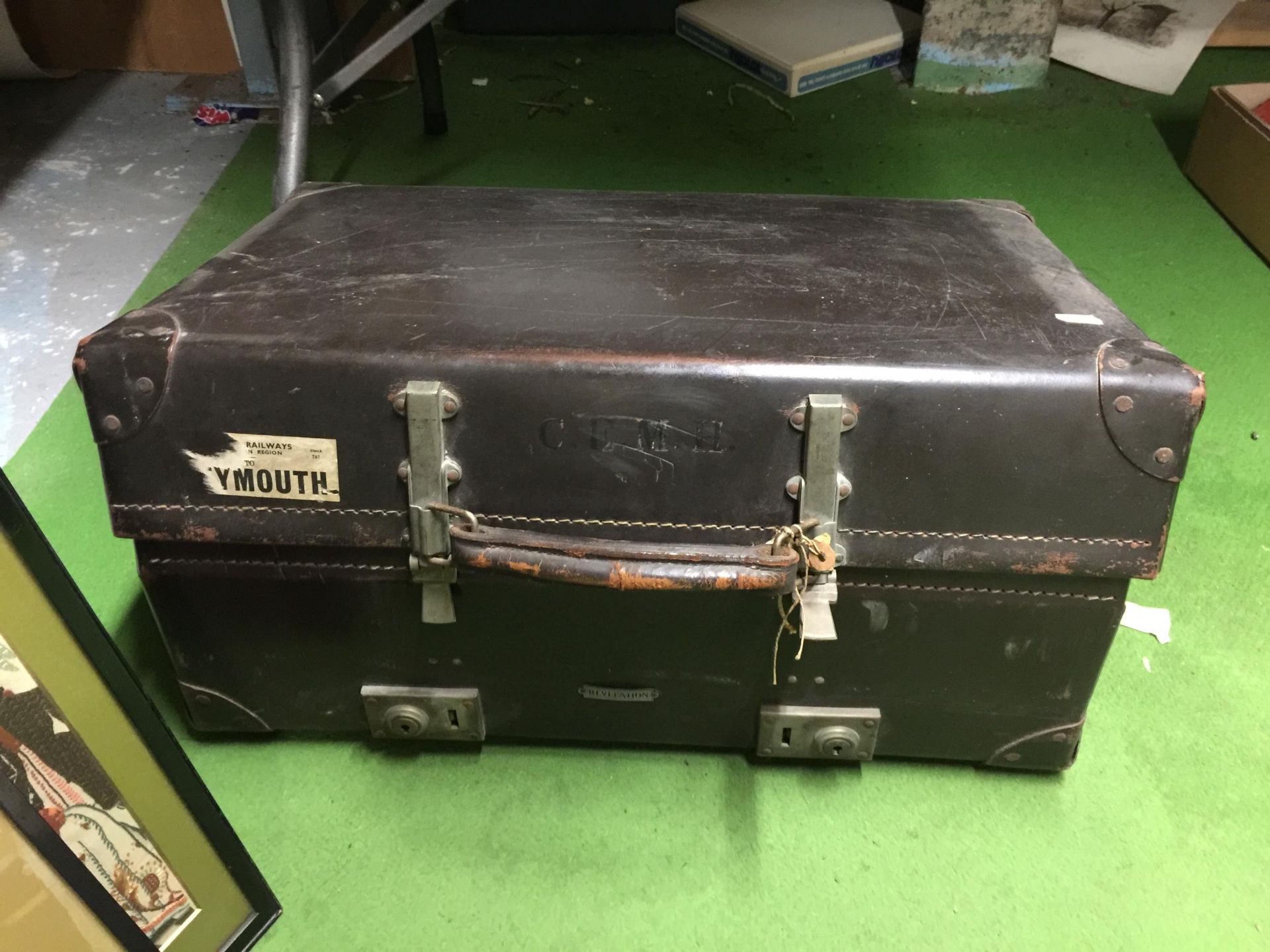 A VINTAGE 'REVELATION' SUITCASE CONTAINING A QUANTITY OF FILM REELS - Image 4 of 4