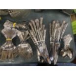 A QUANTITY OF VINTAGE FLATWARE TO INCLUDE KNIVES, FORKS AND SPOONS