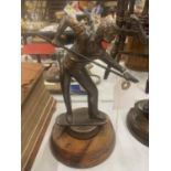 A SPELTER FIGURE OF A SNOOKER PLAYER ON A WOODEN PLINTH HEIGHT 21CM