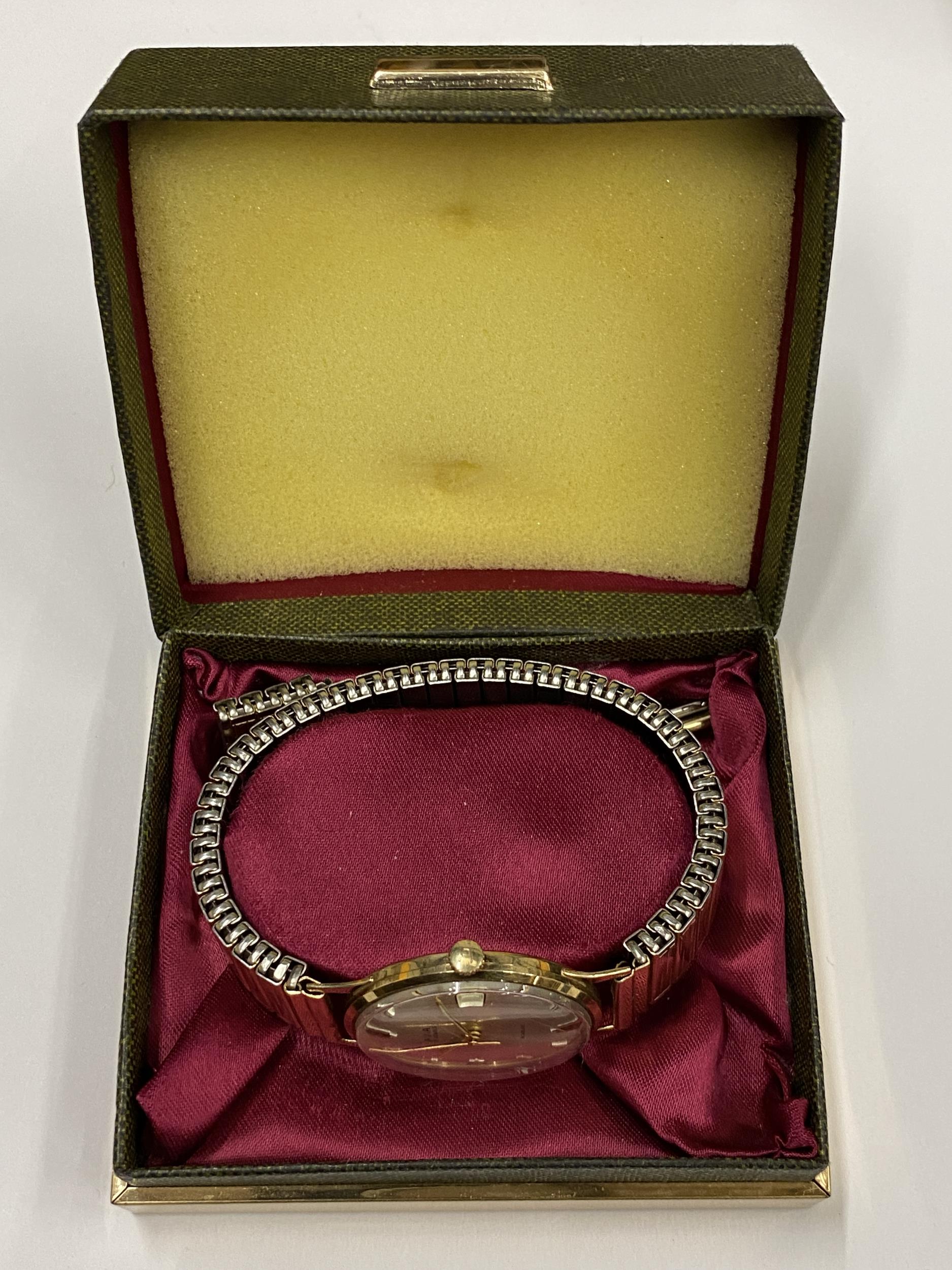 A GENTS 9CT GOLD CASED AVIA MANUAL WIND DATE WATCH WITH FLEXI STRAP IN ORIGINAL BOX - Image 6 of 7