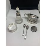VARIOUS ITEMS OF HALLMARKED SILVER TO INCLUDE A CHESTER PILL BOX AND MUSTARD POT WITH BLUE GLASS