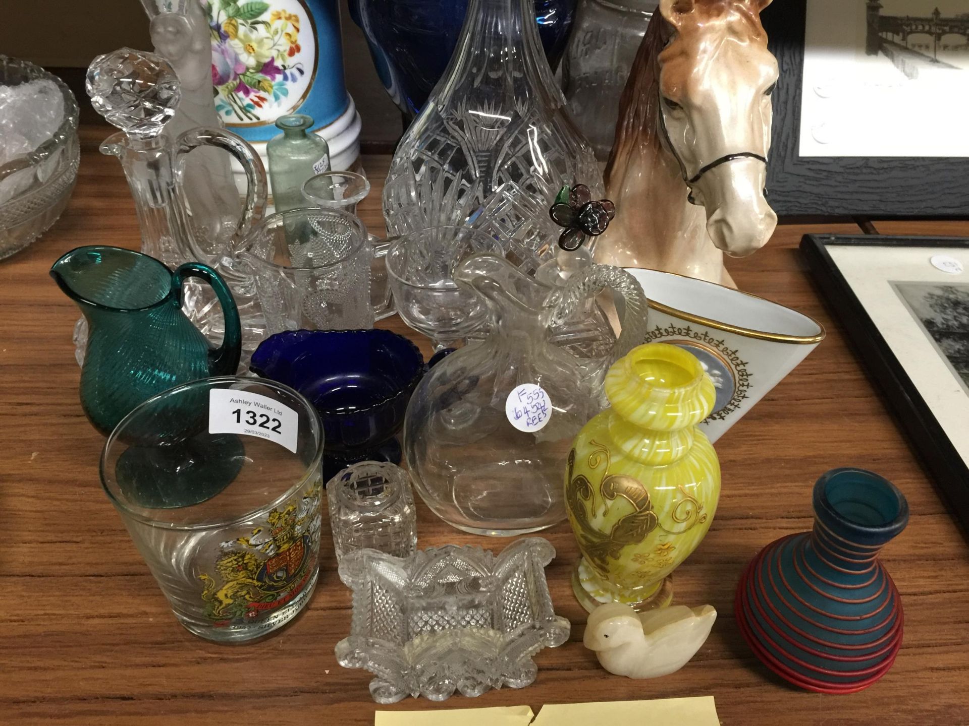 A MIXED LOT TO INCLUDE A LARGE BLUE GLASS HEAD, A CERAMIC HORSES HEAD, A DECANTER, GLASS JUGS, SMALL - Image 3 of 5