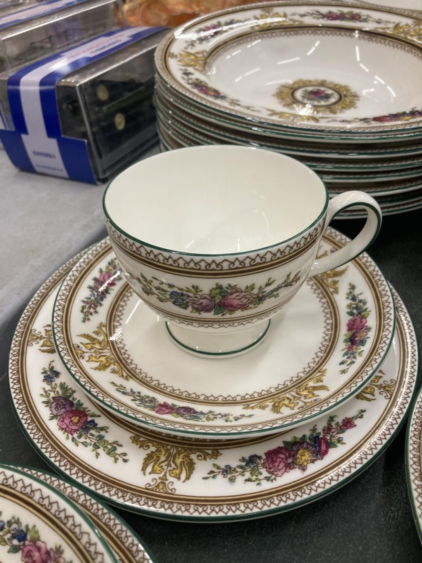 A LARGE QUANTITY OF WEDGWOOD 'COLUMBIA' DINNERWARE TO INCLUDE VARIOUS SIZES OF PLATES, BOWLS, - Image 4 of 5