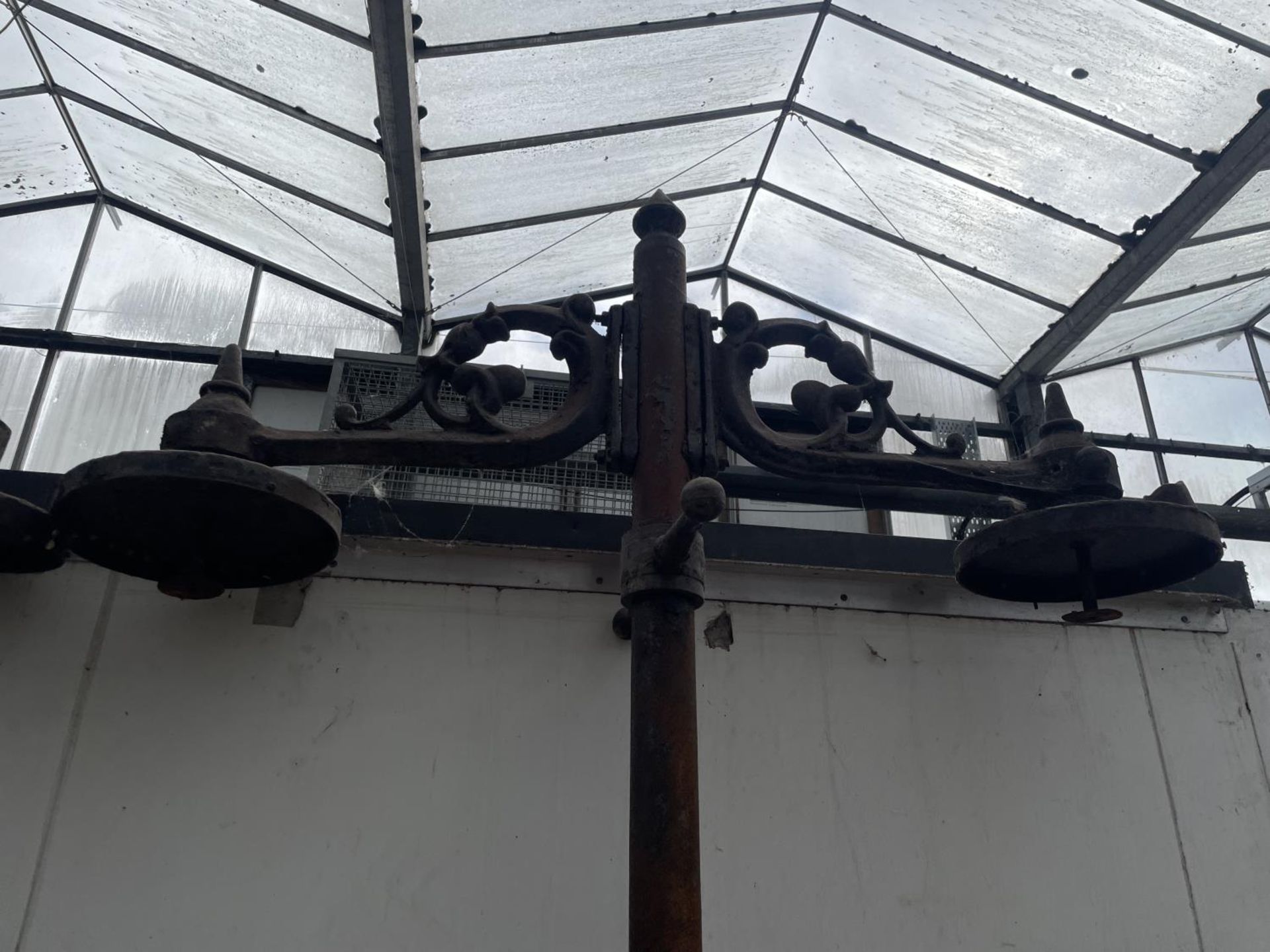 A CAST IRON TWO BRANCH STREET/ COURTYARD LIGHT - Image 2 of 6