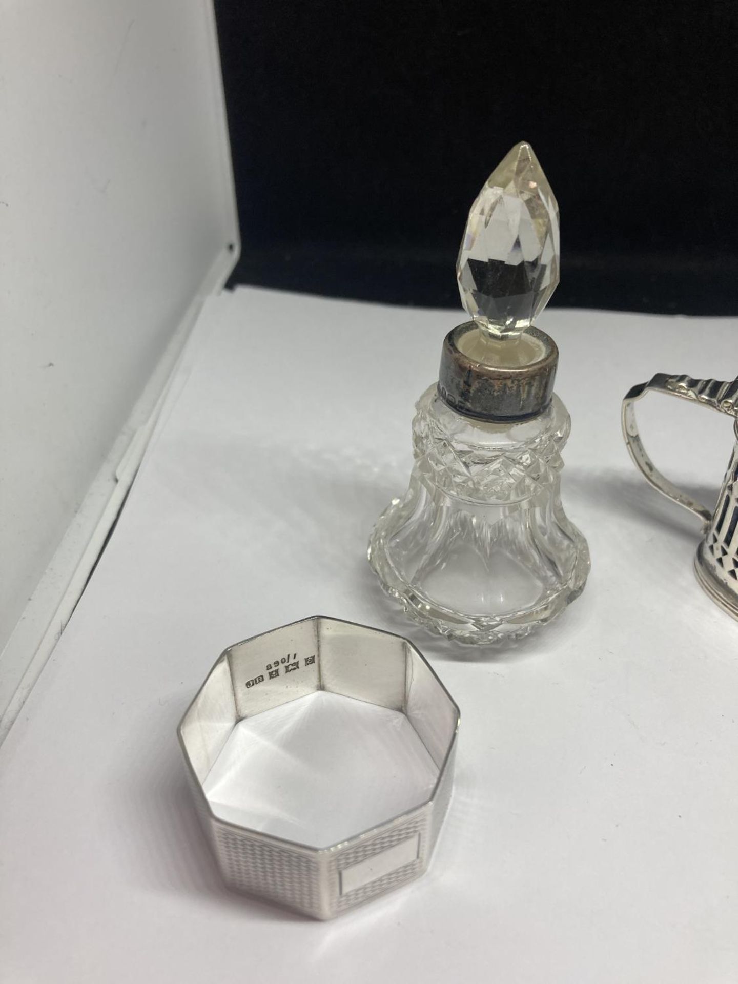 VARIOUS ITEMS OF HALLMARKED SILVER TO INCLUDE A CHESTER PILL BOX AND MUSTARD POT WITH BLUE GLASS - Image 2 of 4