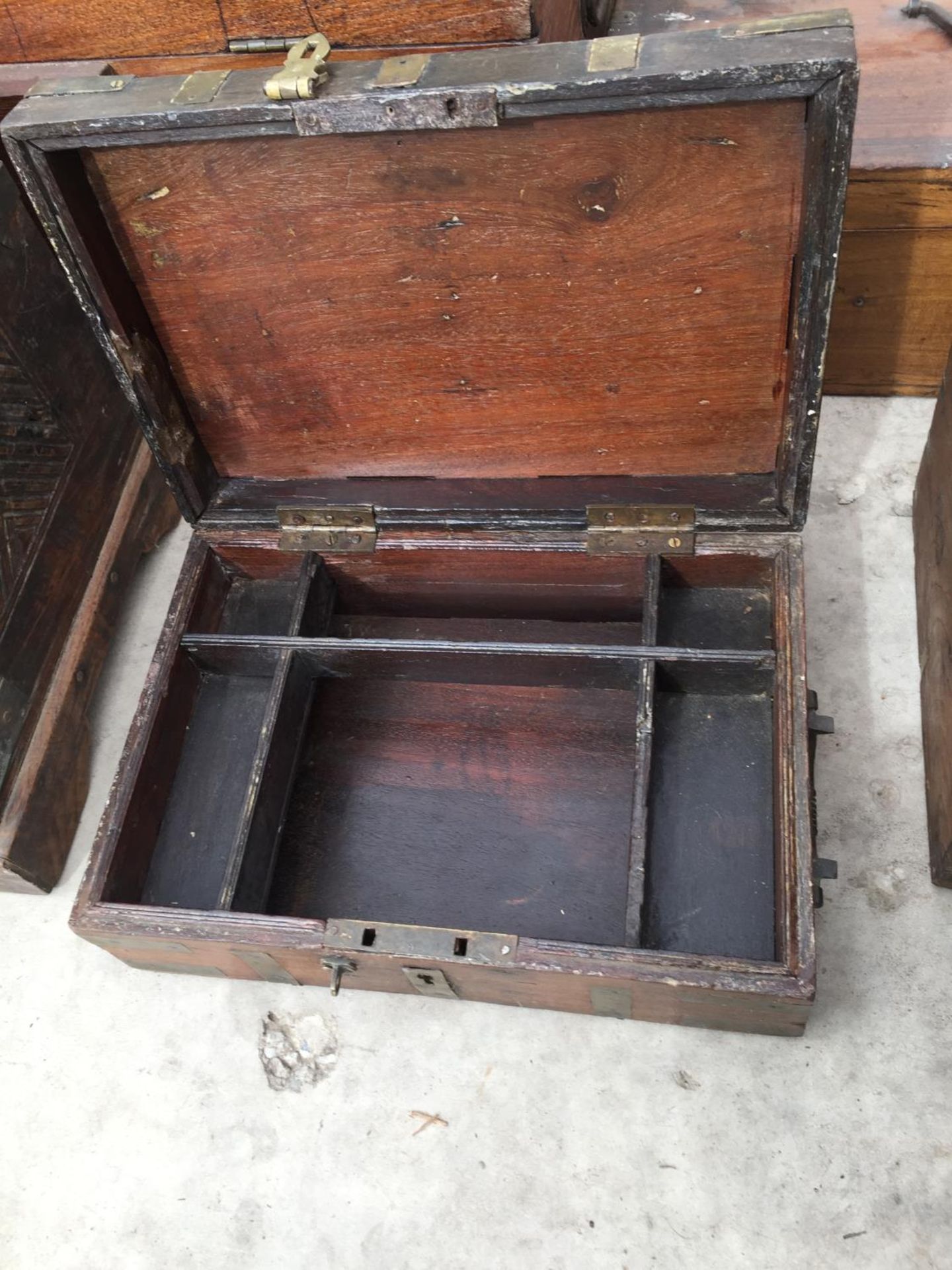 AN INDIAN HARDWOOD BOX WITH BRASS STRAPS, 13" WIDE - Image 3 of 3