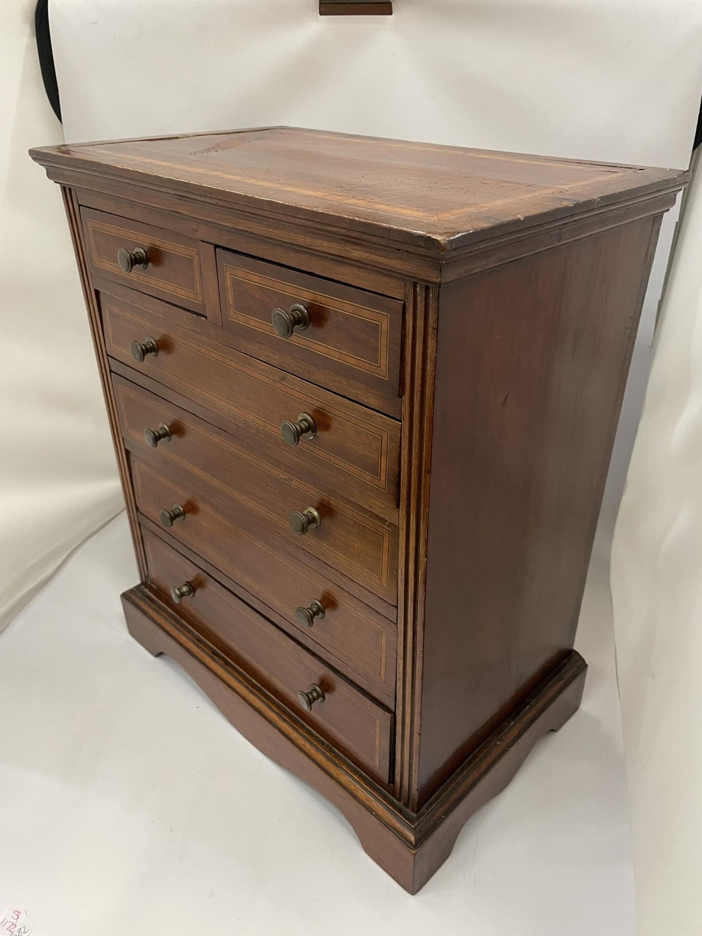 AN EDWARDIAN INLAID MAHOGANY APPRENTICE CHEST OF DRAWERS COMPRISING TWO SHORT OVER FOUR LONG - Image 2 of 4