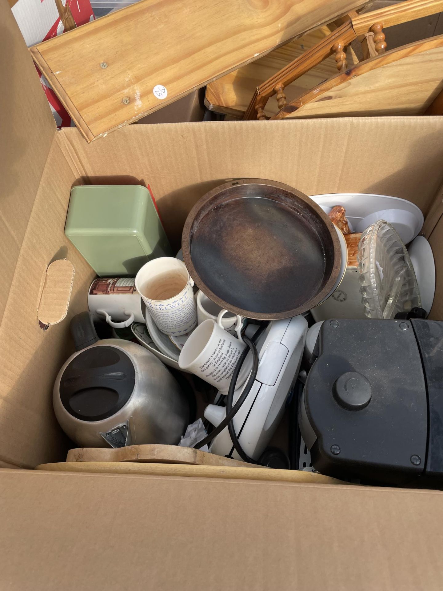 AN ASSORTMENT OF HOUSEHOLD CLEARANCE ITEMS TO INCLUDE KITCHEN ITEMS AND CERAMICS ETC - Image 4 of 5