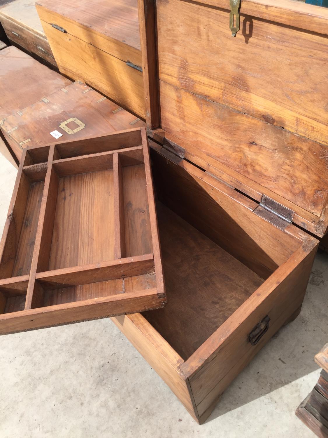 AN INDIAN HARDWOOD BOX WITH BRASS STRAPS, 20" WIDE - Image 4 of 4