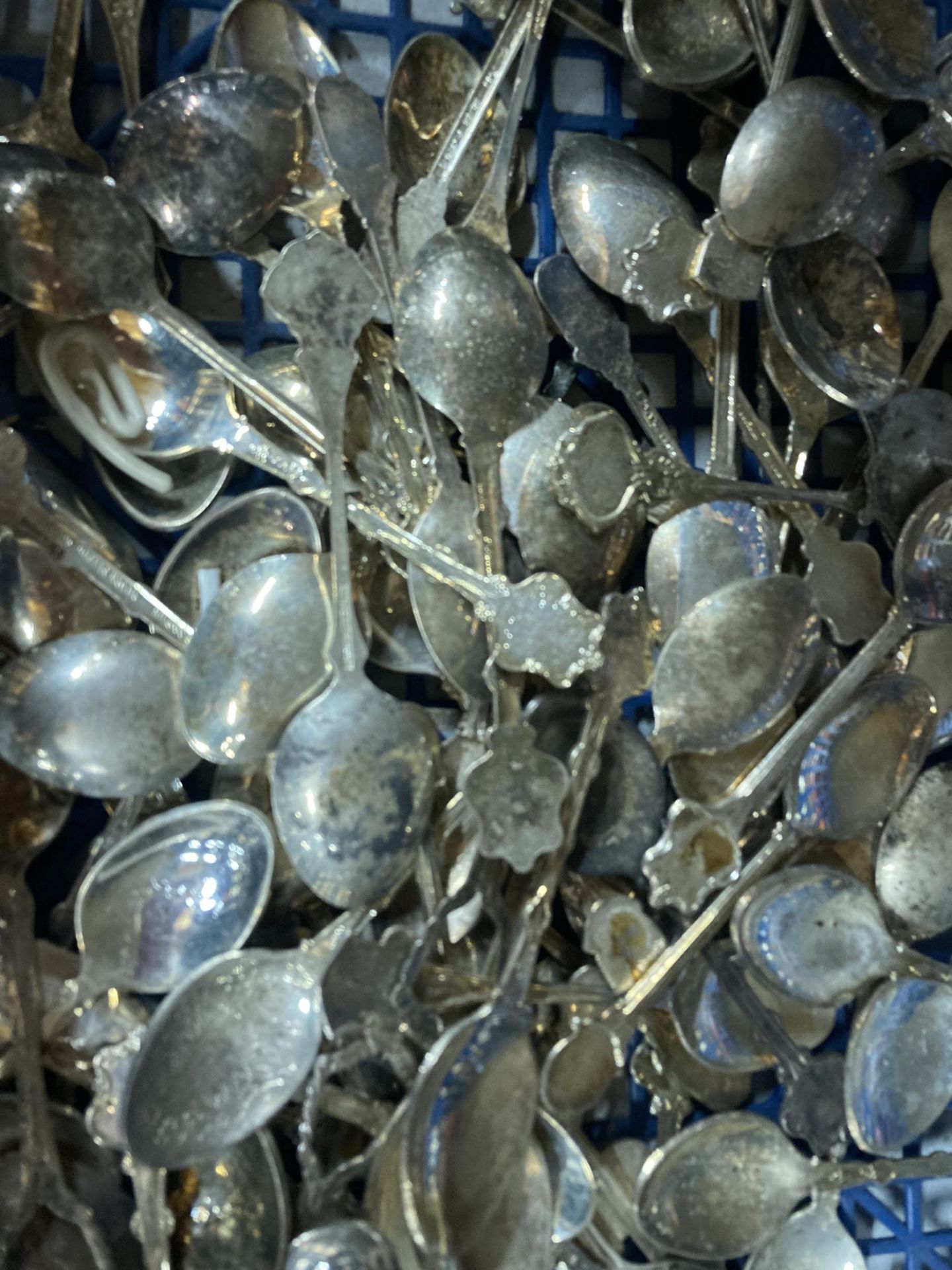 A LARGE QUANTITY OF ORNATE SILVER PLATE SPOONS - Image 2 of 6